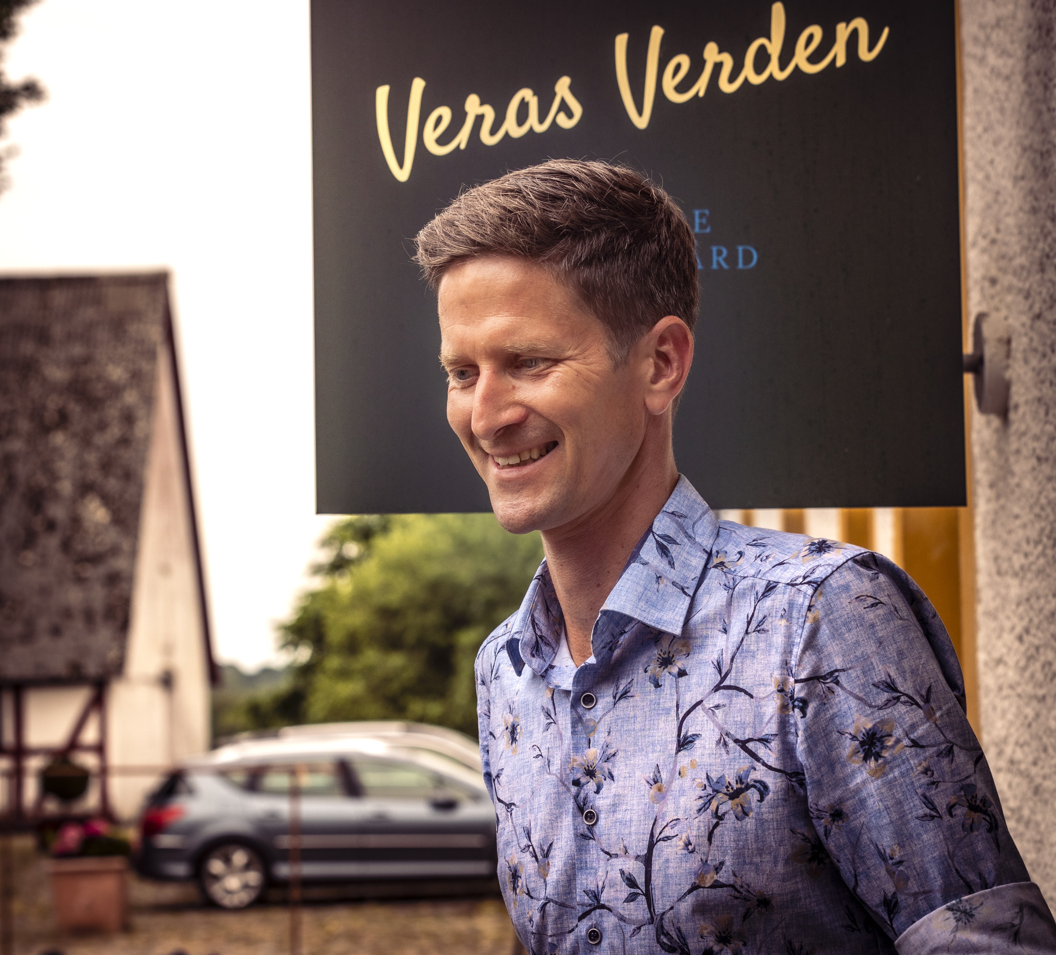 - Vi har valgt webshoppen fra, fordi vi tror på, at kontakten mellem mennesker betyder noget, siger Nicolaj Lund Jensen.