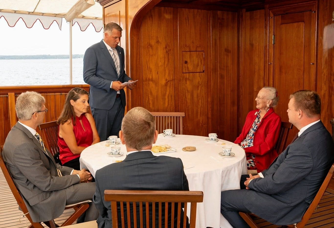 Borgmester Michael Seiding Larsen fik mulighed for at holde en revideret udgave af sin tale til Dronning Margrethe ombord på skibet. - Kongehuset Borgmester Michael Seiding Larsen fik mulighed for at holde en revideret udgave af sin tale til Dronning Margrethe ombord på skibet.