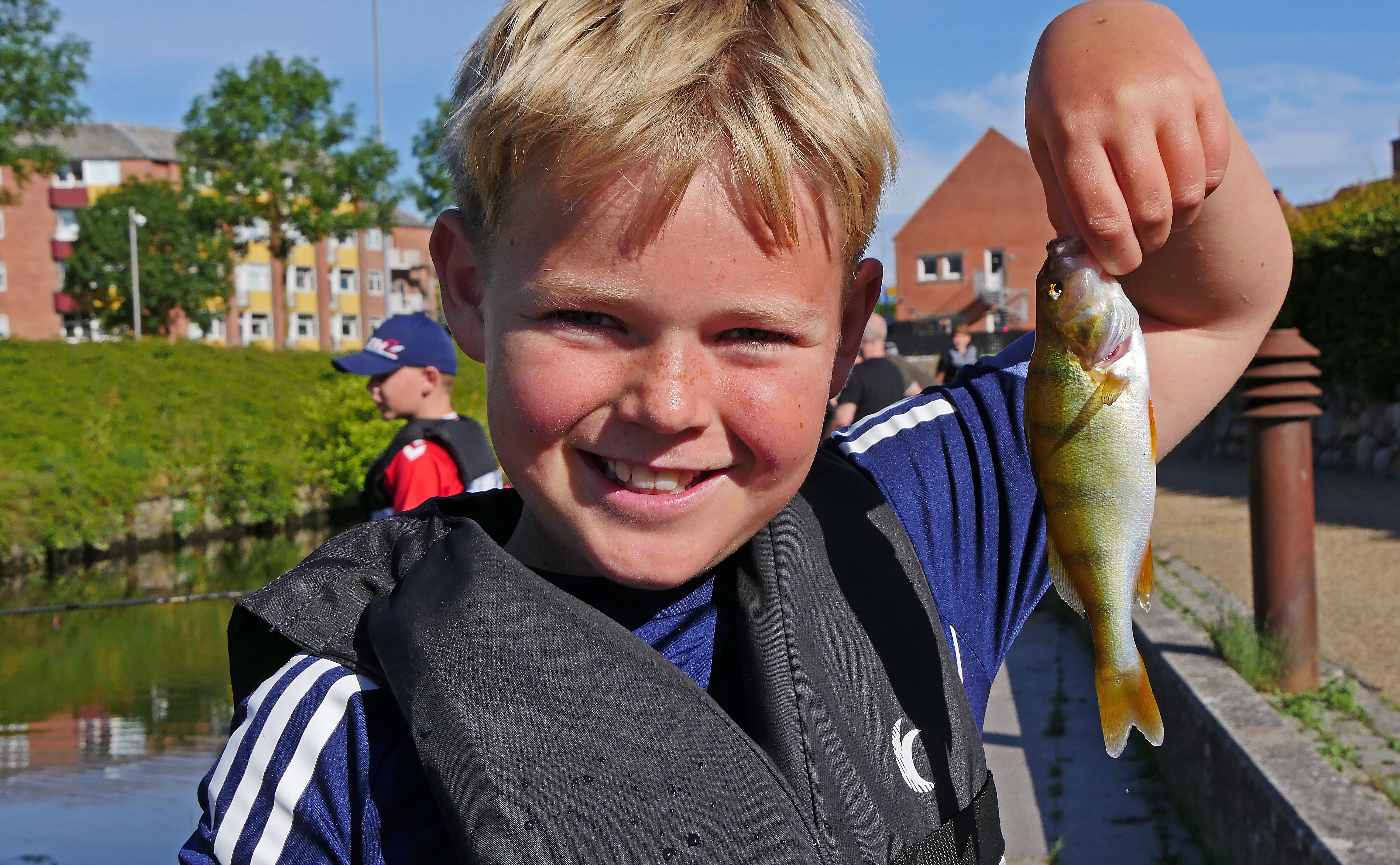 10-årige Oliver Blücer fra Næstved er blandt de mange børn, der er med på Aktive Feriedages fiskehold. - Jeg fisker rigtig meget, men det her er meget hyggeligt fordi man er sammen og får nye venner.