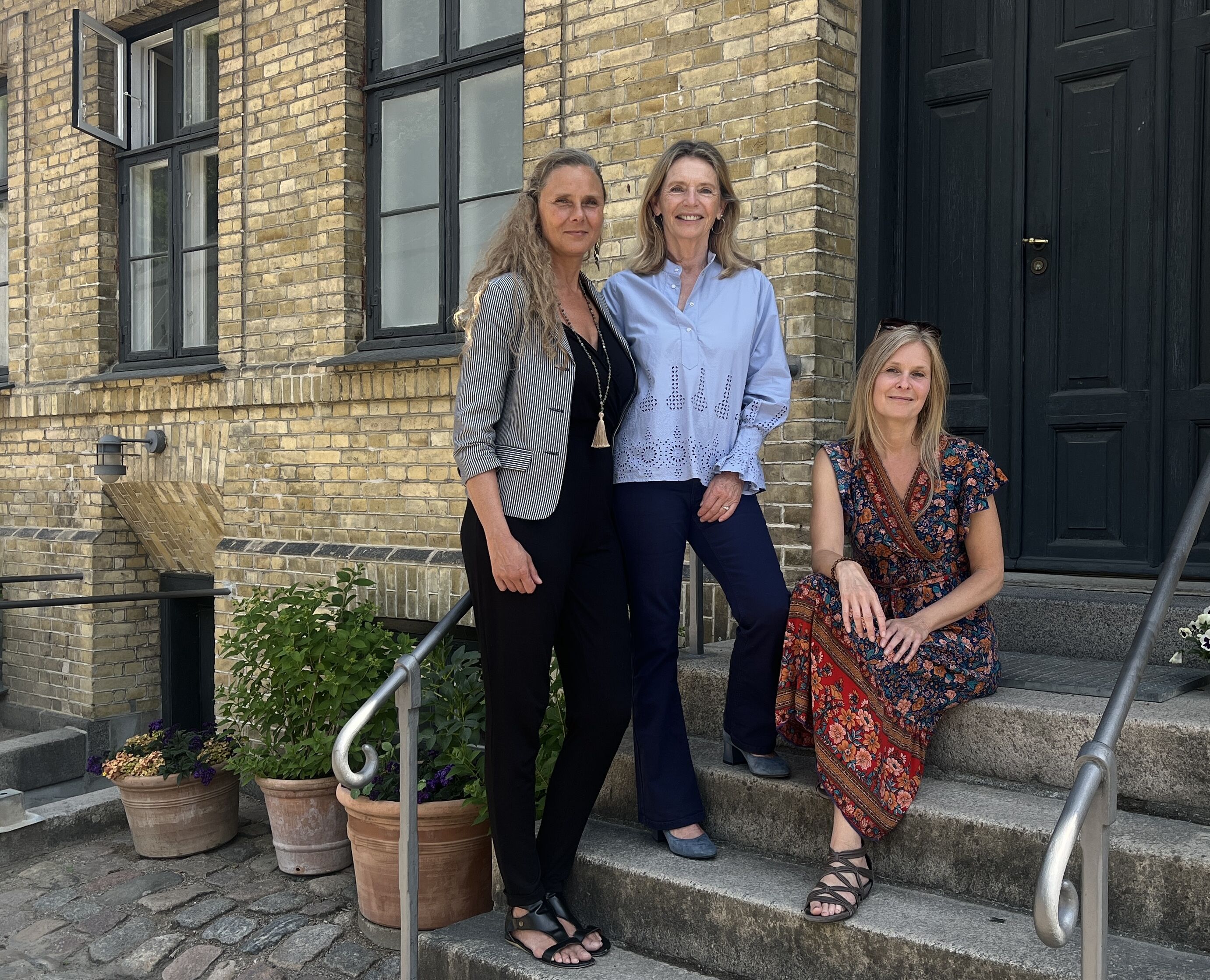 Tre kvinder åbner dørene til et sted, hvor sundhed handler om mere end symptomer og quick fixes. Fra venstre ses; Anja Lehmann Rød, Helle Lehmann og Catharina Messell.