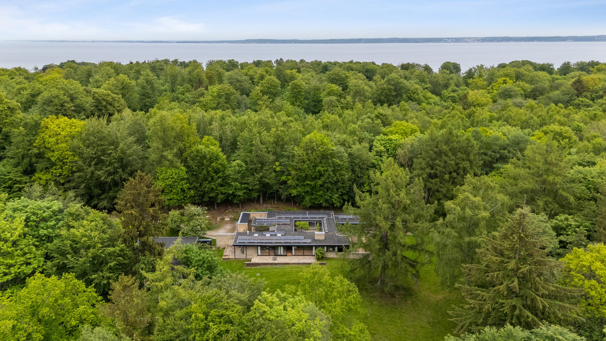 I helt rolige rammer med skov hele vejen rundt befinder Jørn Utzons private bolig sig. Et hus han selv har tegnet og opført.