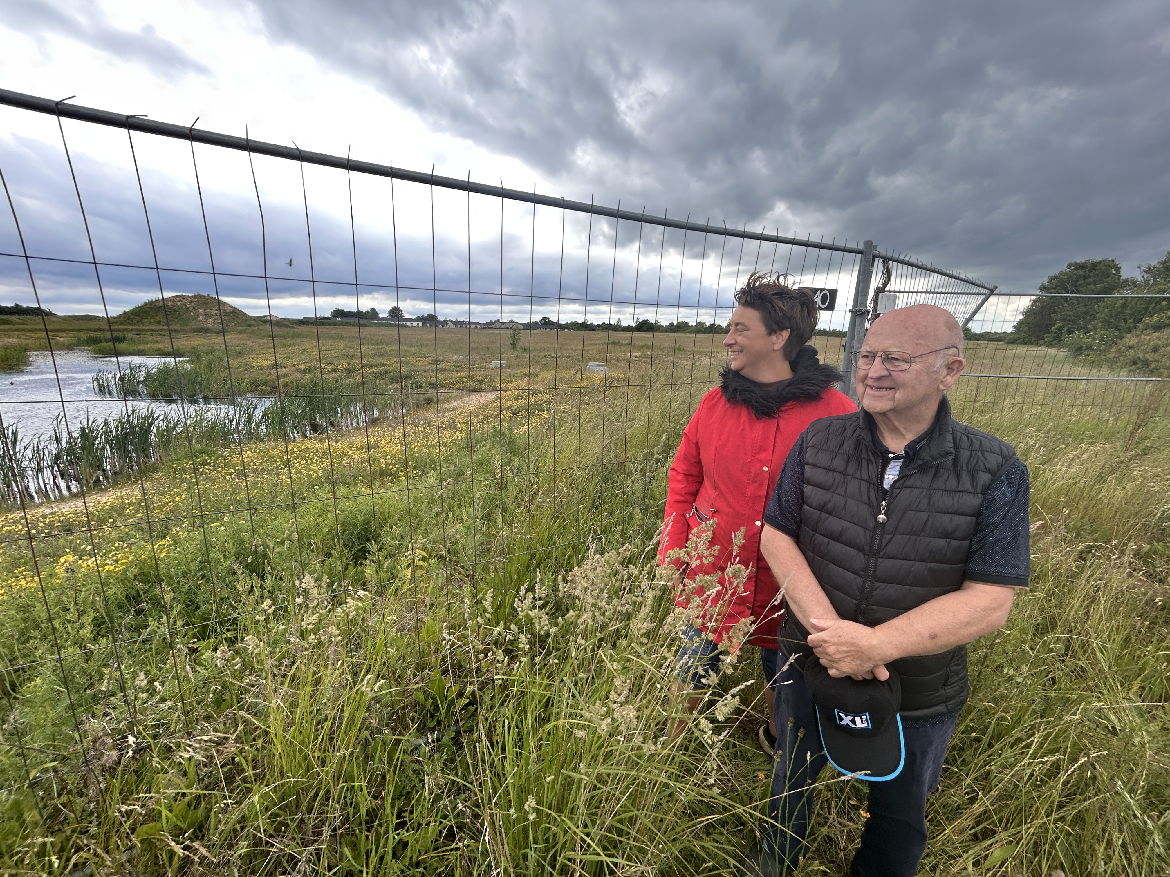 I baggrunden kan man ane Marens Minde. De to bassiner lige bag hegnet er første stop på det overfladevand, der afledes fra boligområdet.