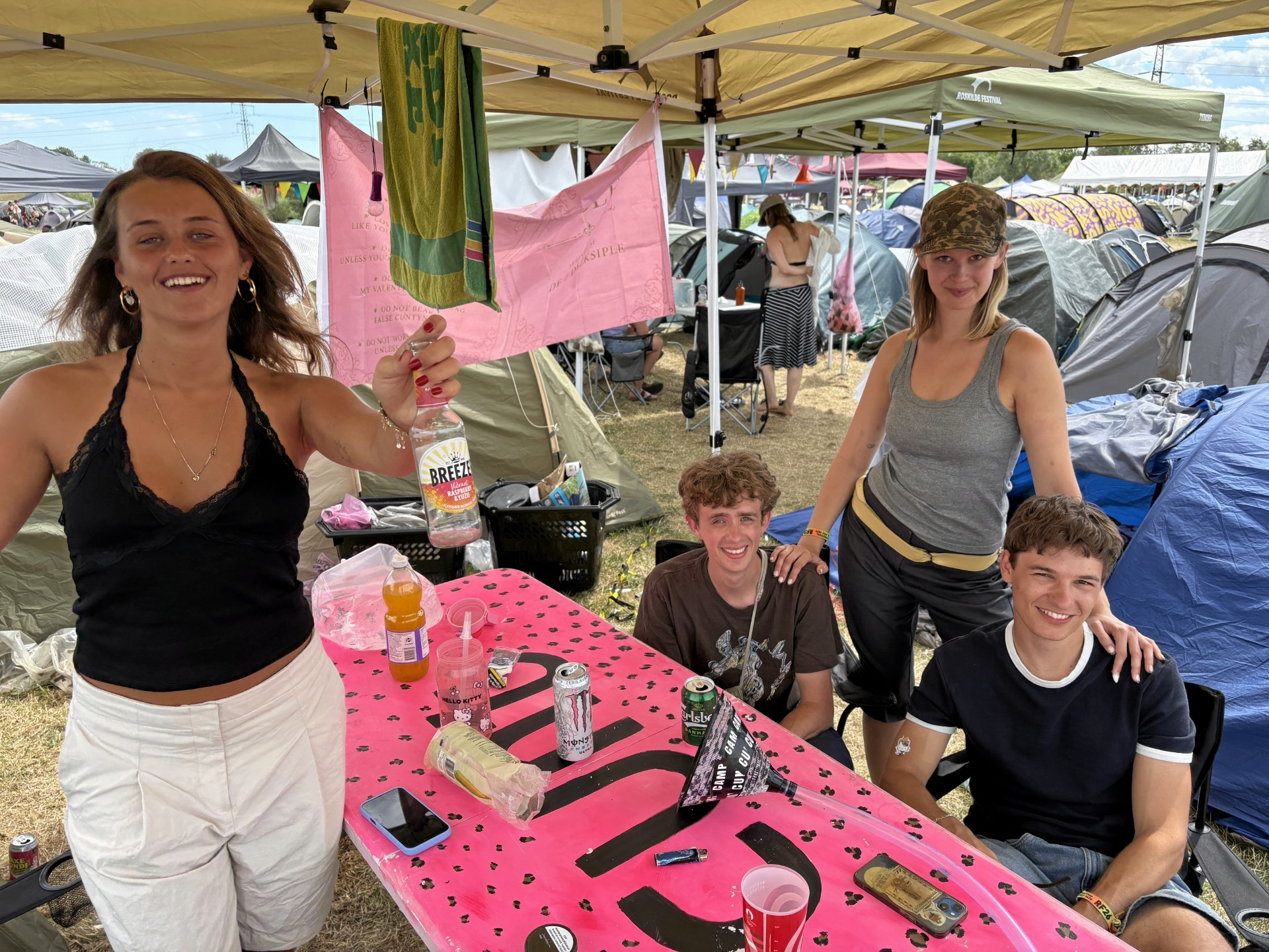 Chloe Blincoe (tv.) og Signe Riis har sneget nogle breezere i glas med på festival, og lidt pesto. Til gengæld sørger de for at skille sig ansvarligt af med glassene.
