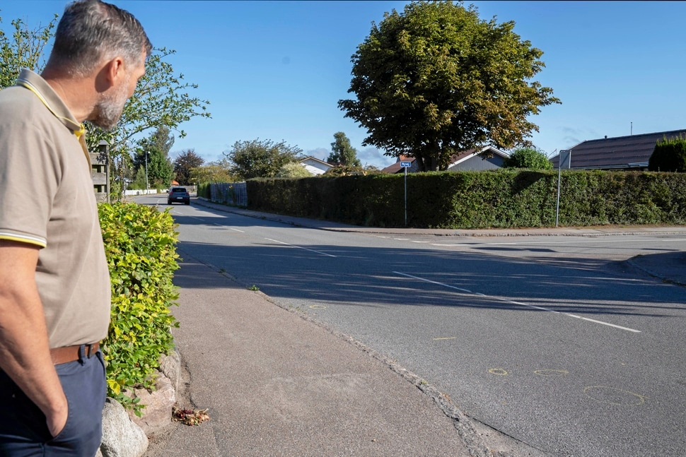 Ulykken fandt sted på Nylandsvej i Køge Nord. Edith Merete Kjærsgaard blev påkørt bagfra, da hun kom cyklende og døde ni dage senere af sine skader. Her ses offerets søn, Søren Nielsen, på ulykkesstedet.