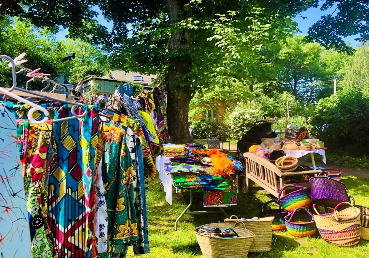 Overskuddet fra markedet går til børn i Ghana.