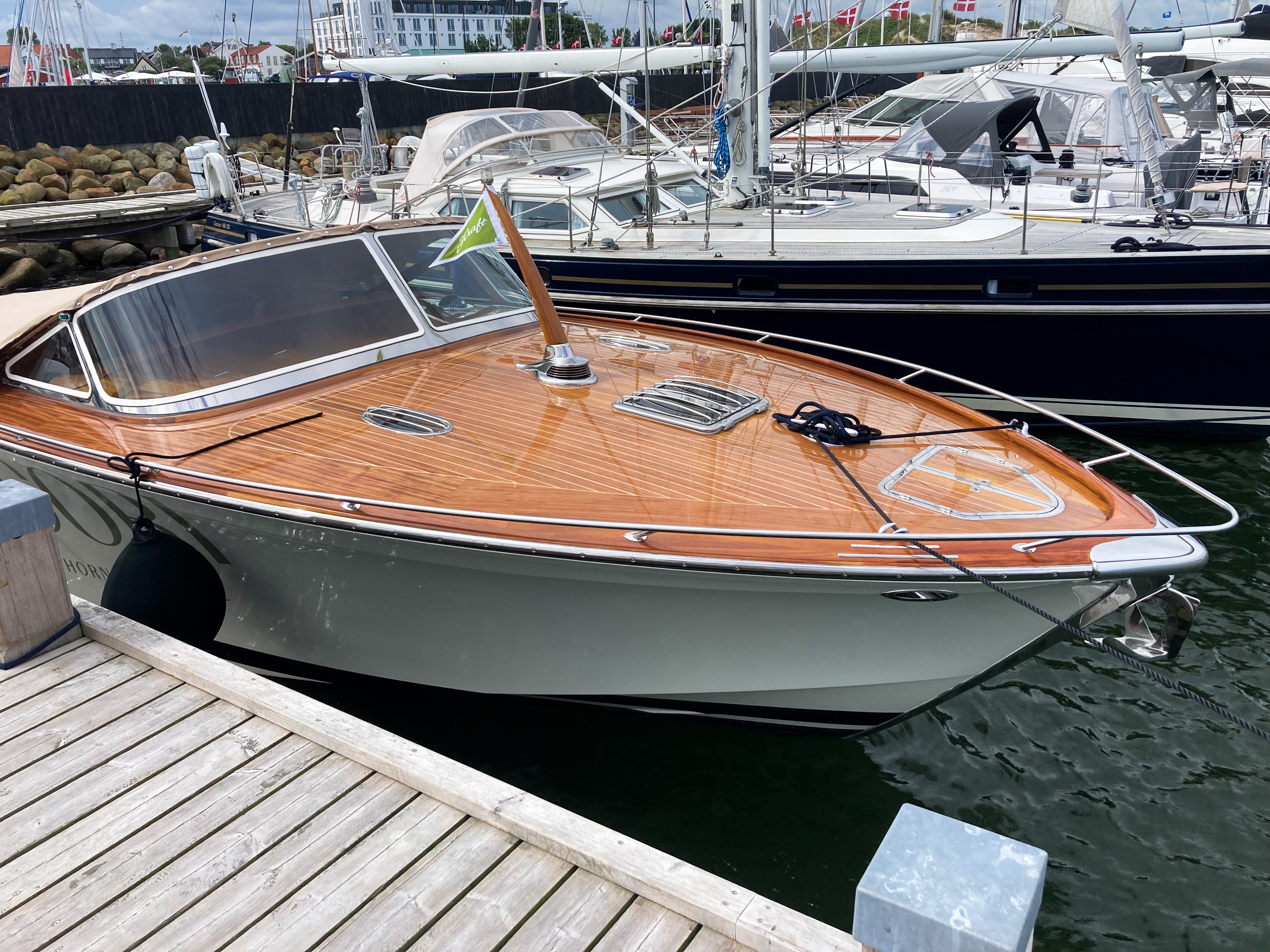 Luksushotellet COPI Hornbæk Hotel har anskaffet sig en motorbåd, der skal tage gæsterne med ud på åbent hav. Men hvordan har de skaffet en plads i Hornbæk Havn, når der står 200 på venteliste?