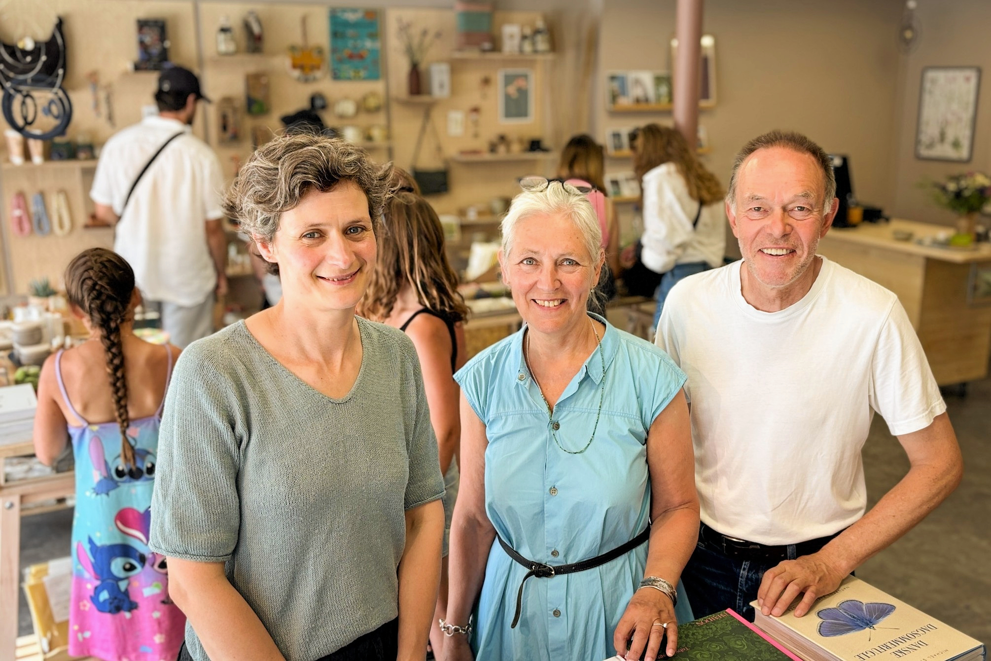 Man kan møde Mika Andersen (tv.), Lene Arevad Gade og Egon Gade i Steges nye butik.