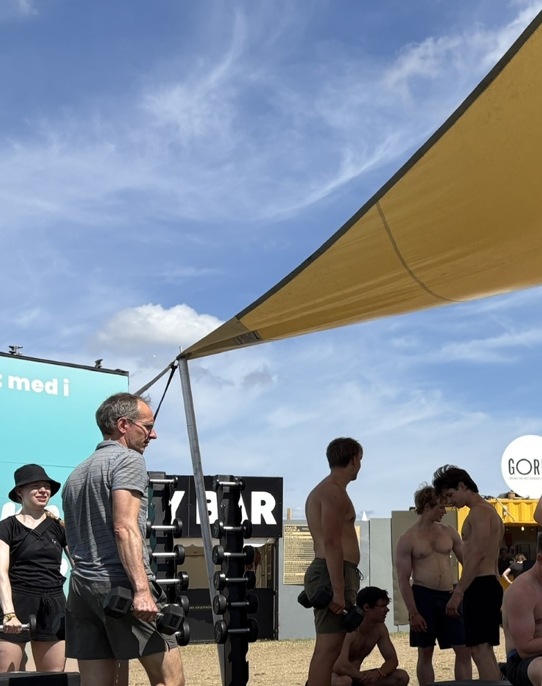 Det lille træningscenter på festivalen er godt besøgt i middagsvarmen. - Kristian Jørgensen Det lille træningscenter på festivalen er godt besøgt i middagsvarmen.