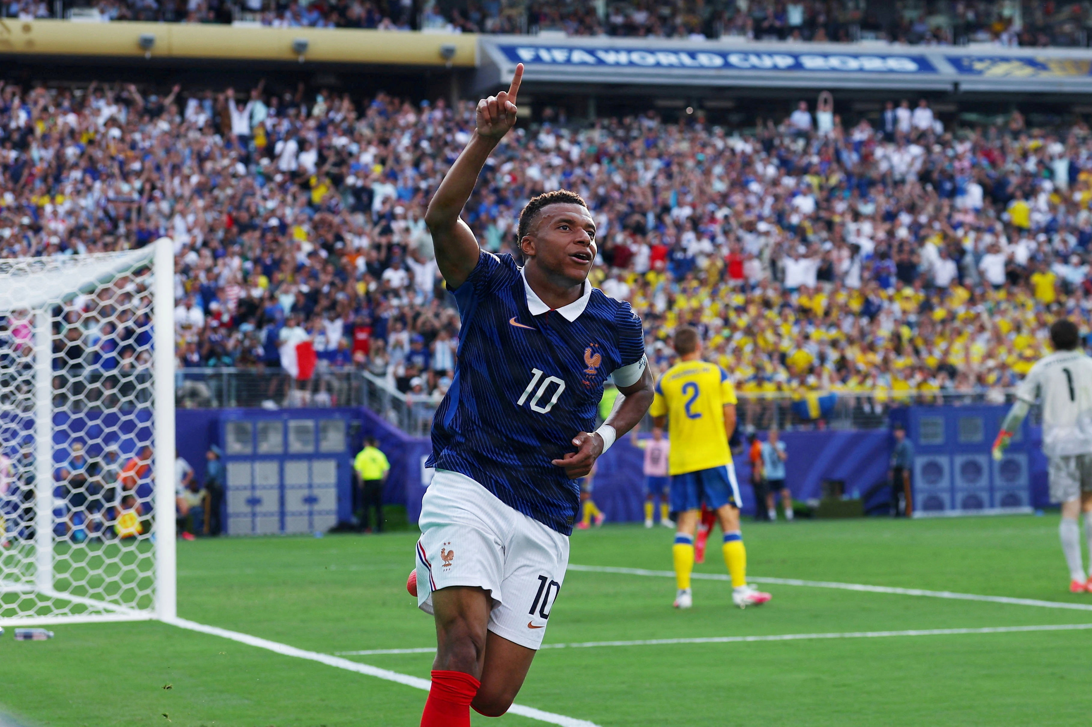 Kylian Mbappé fejrer en af sine to scoringer i VM-kampen mod Sverige.