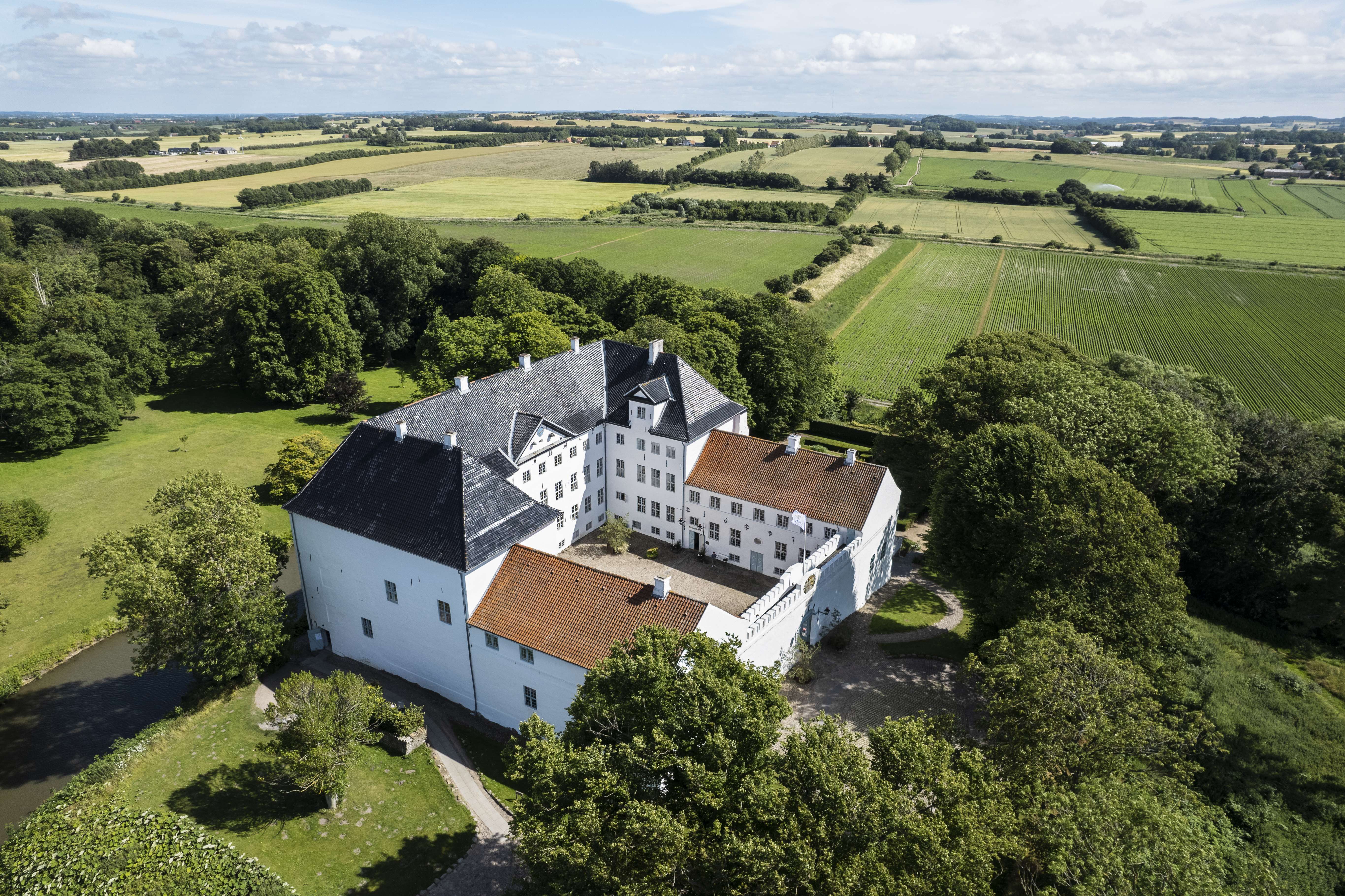 Dragsholm Slots historie rækker tilbage til 1181, hvor opførelsen begyndte, og slottet blev færdigbygget i 1215.