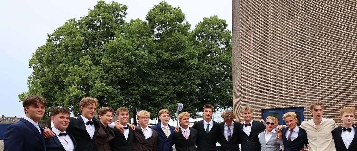 Efter ankomsten mødtes studenter og undervisere til gallamiddag. - Presse Efter ankomsten mødtes studenter og undervisere til gallamiddag.
