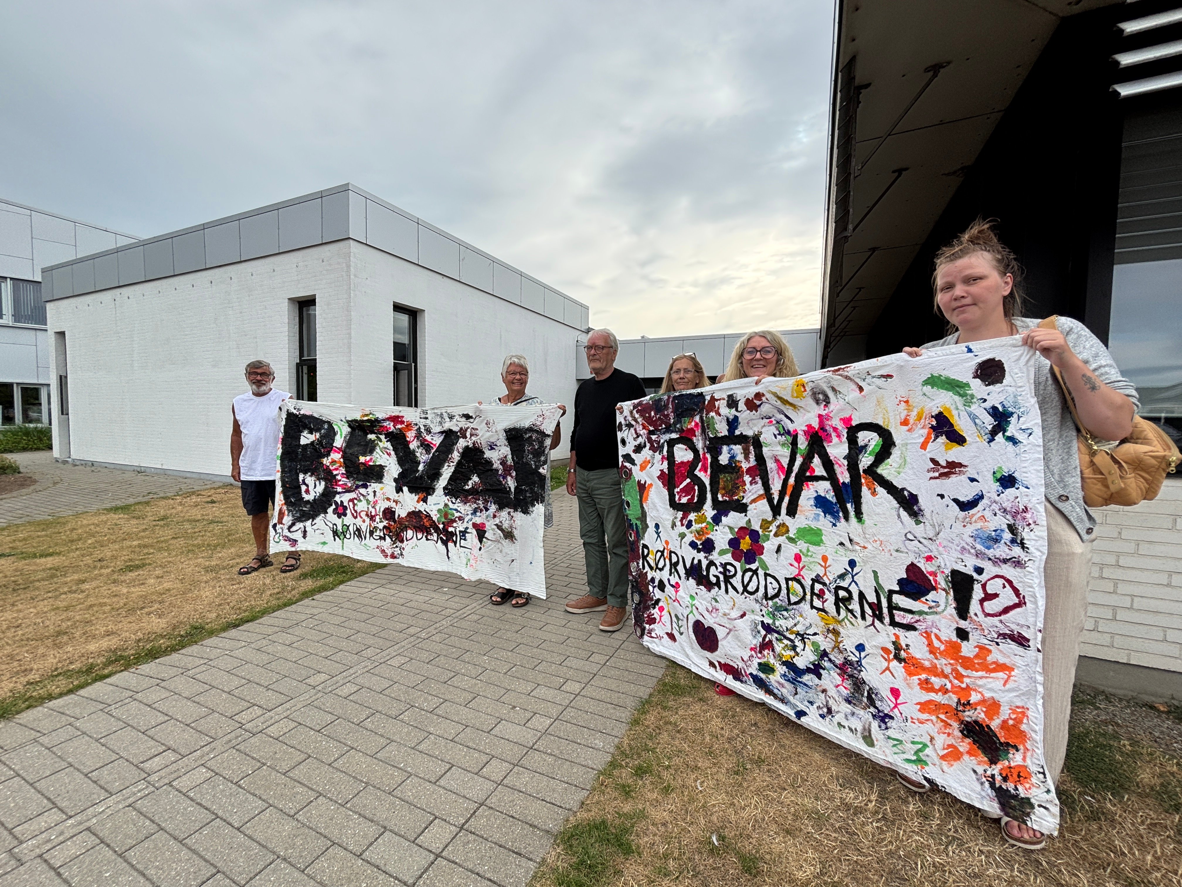 Med bannere og håbet om at bevare Rørvig Rødderne mødte forældre op til kommunalbestyrelsesmødet for at gøre politikerne opmærksomme på deres bekymringer.