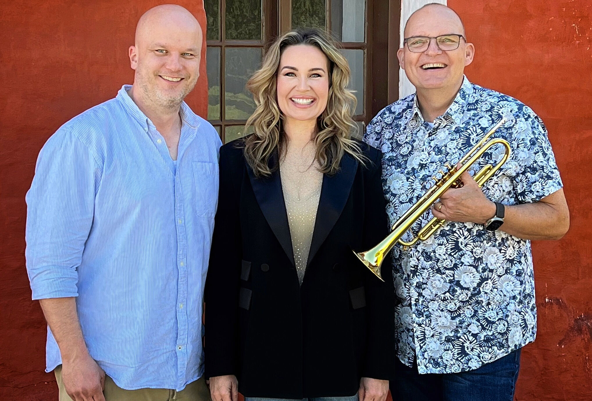 Jan Glæsel (th.) viil sammen med sangerinden Julie Lindell og pianisten Markus Lindell guide publikum gennem fællessangen.