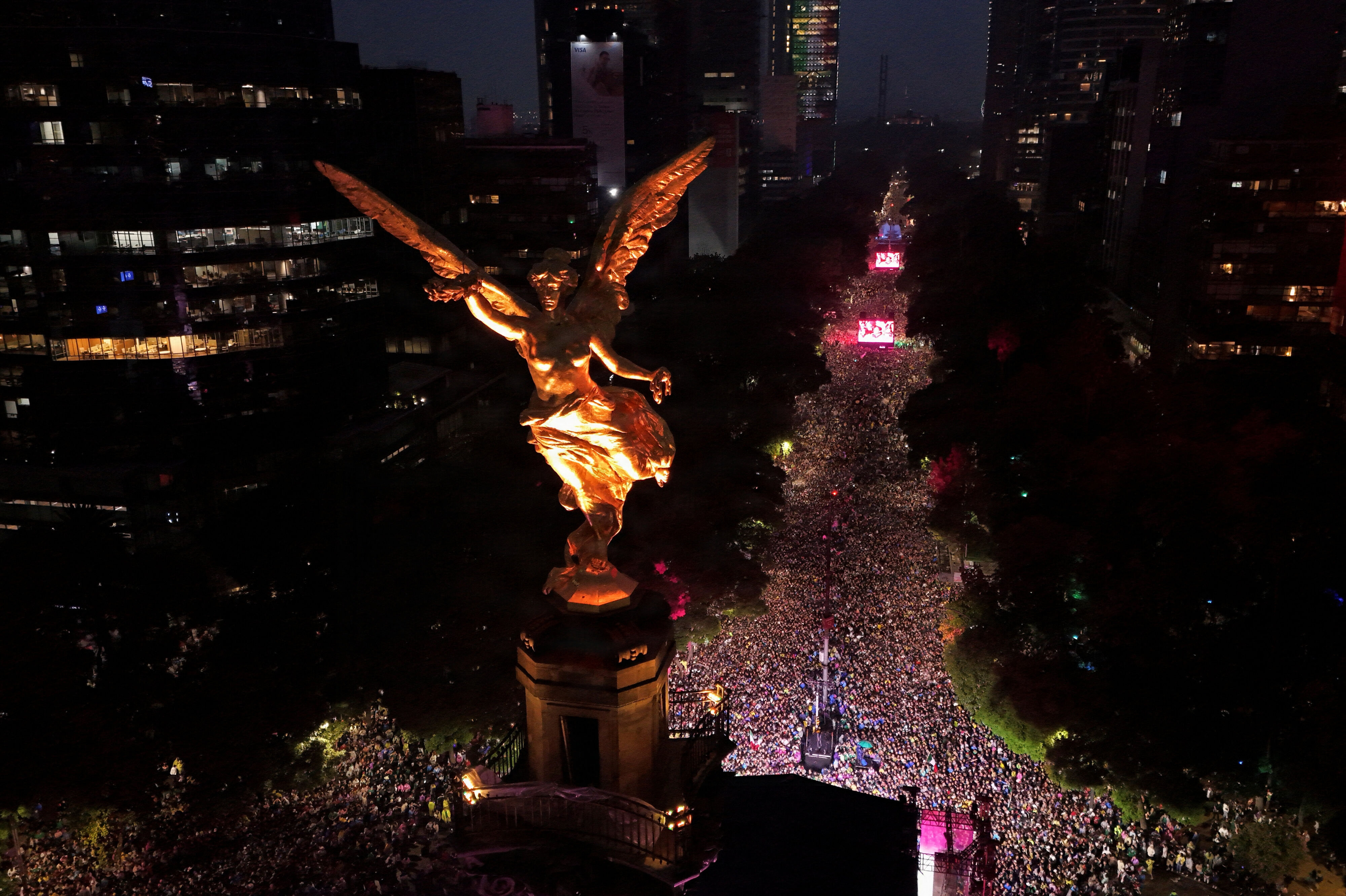 Det gik vildt for sig i Mexico City, da Mexico spillede sig videre ved VM.