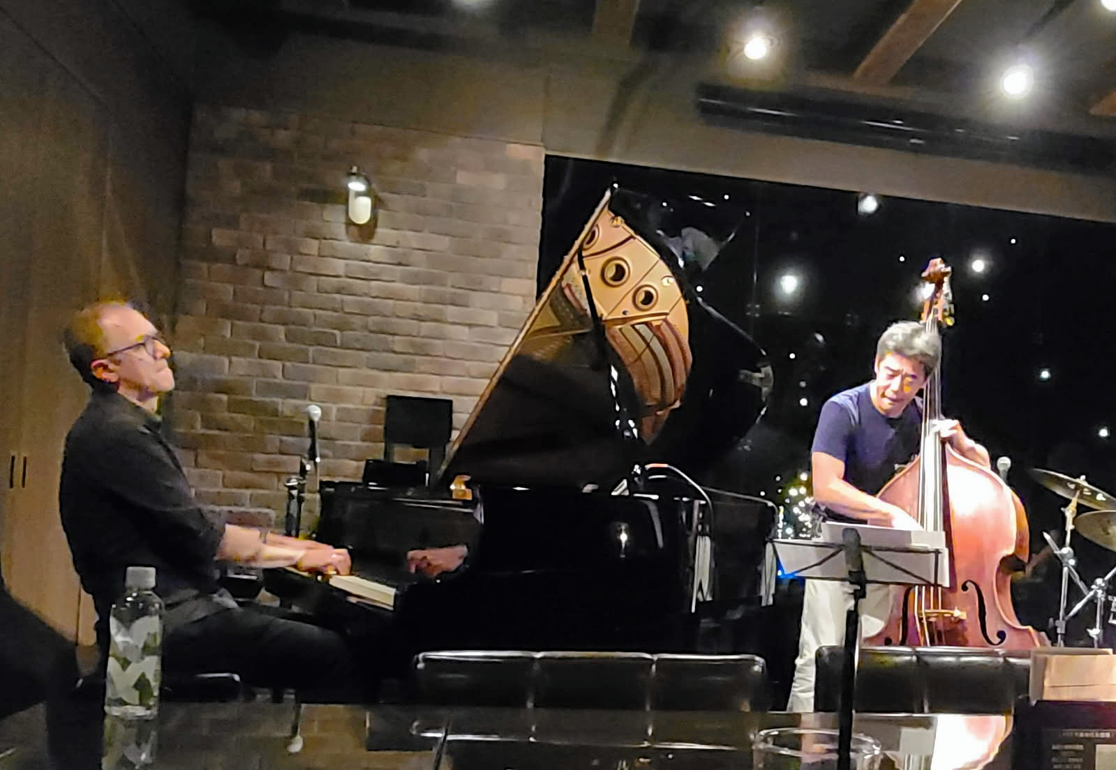 Der er lagt op til et møde mellem den danske jazzpianist Jesper Hertz og den japanske bassist Minoru Yoshiki.