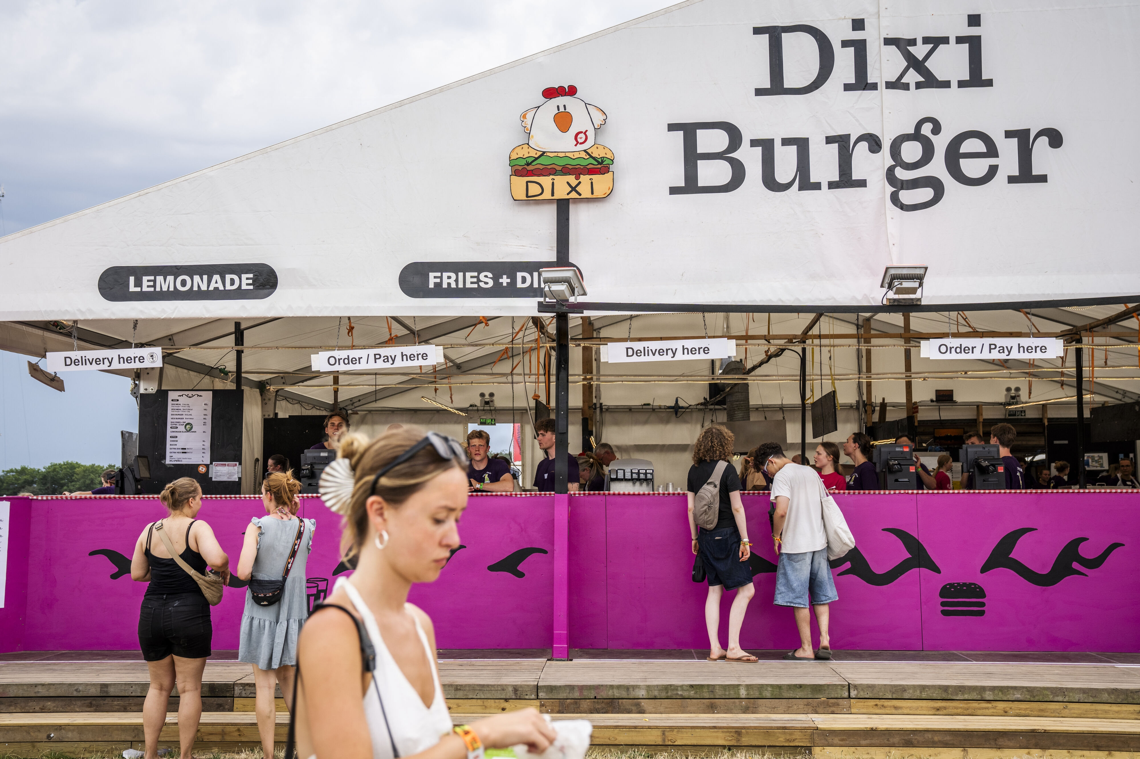 Madboden Dixi Burger har i år droppet at servere oksekød, efter at Roskilde Festival har sat et CO2-loft på madretter.
