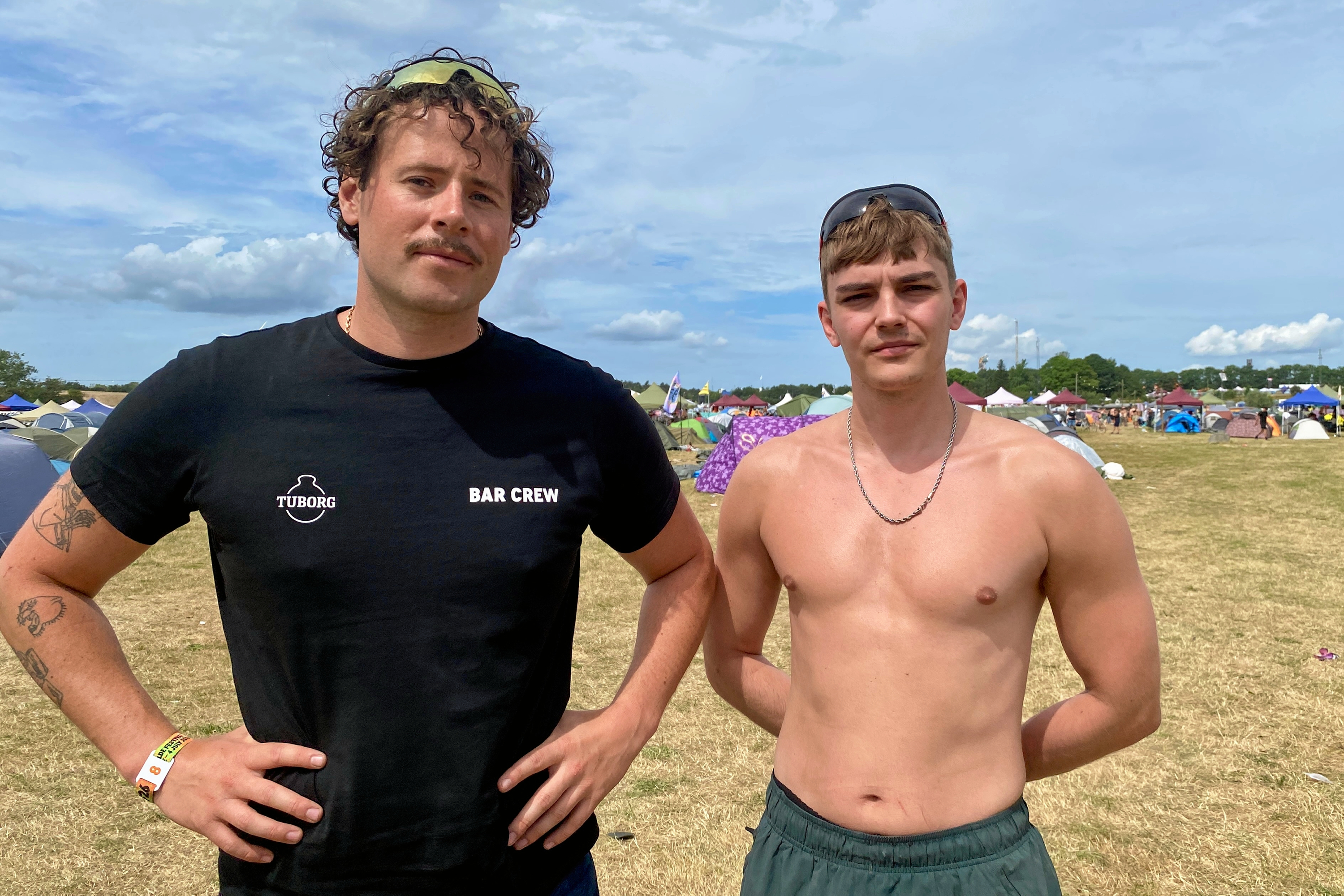 Sebastian Friis Lyng (tv) og Jacob Moesgaard Broman standsede en voldtægt på Roskilde Festival i 2022. Tre år senere blev en mand fra Rumænien anholdt og dømt for det.