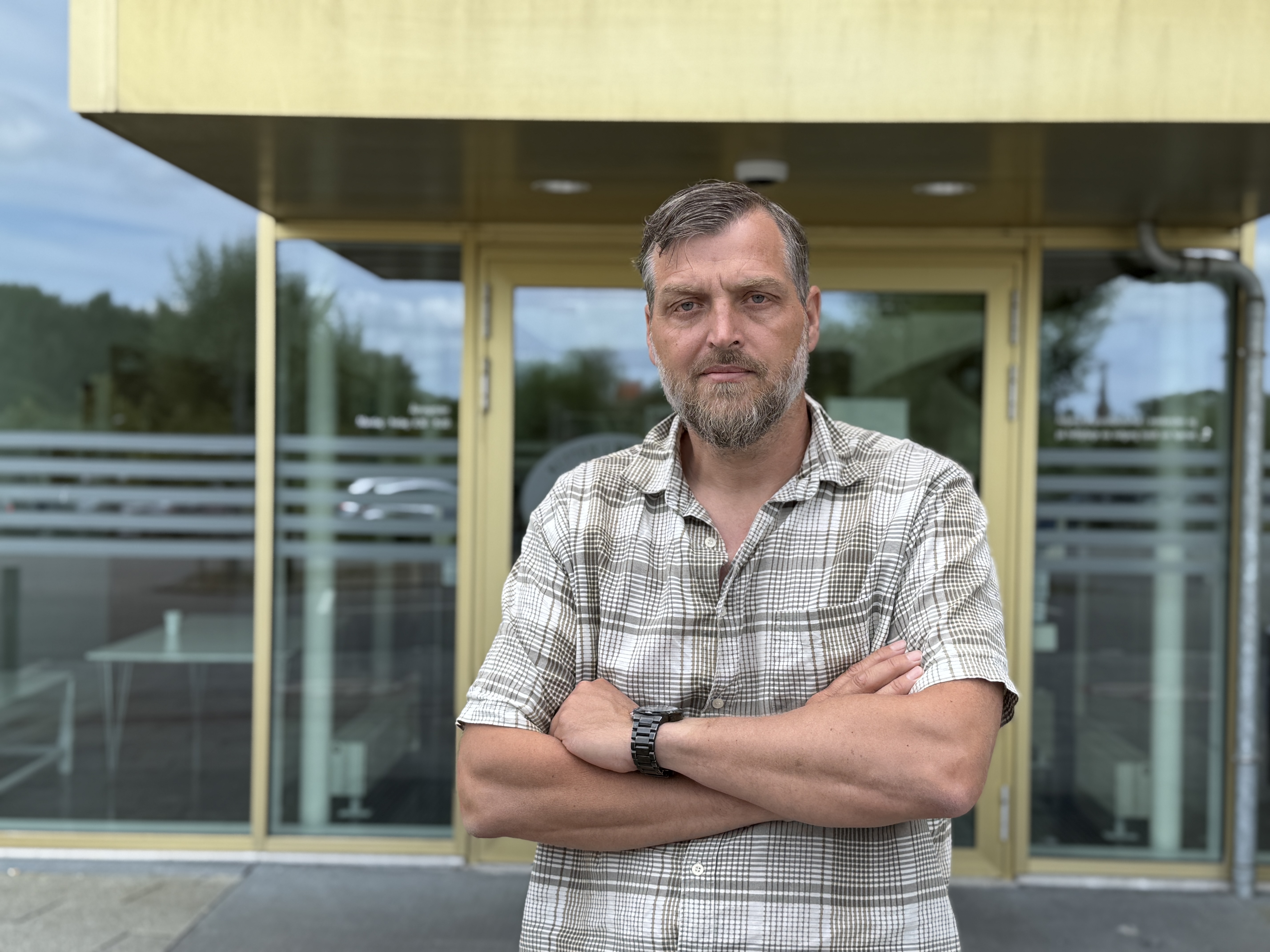 Søren Nielsen har længe søgt svar og afklaring, efter at hans mor blev påkørt og mistede livet. Nu reagerer han på dommen i sagen.