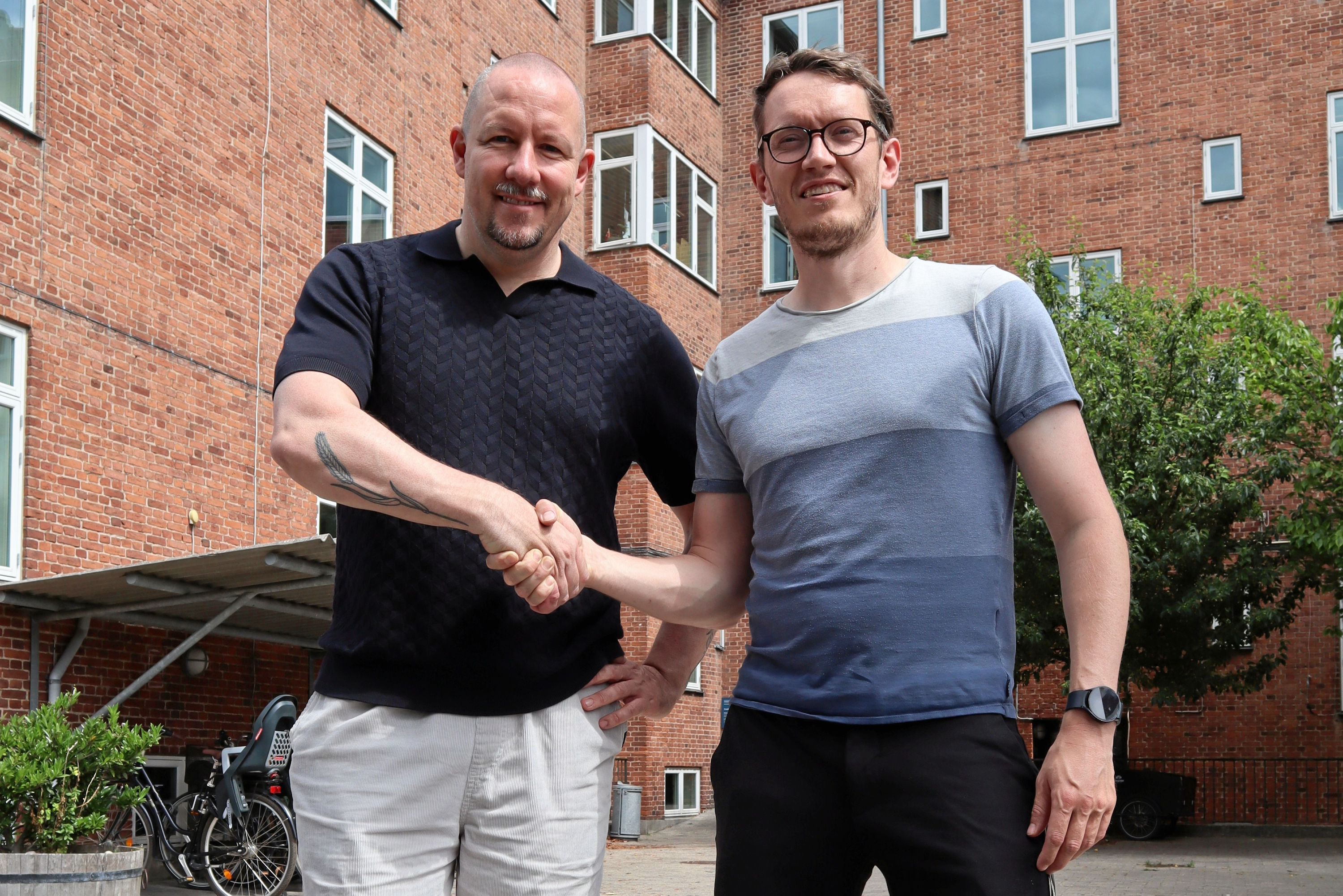 Biblioteksgården i Frederikssund. Mikkel Davidsen fra Frederikssund Erhverv sammen med Dennis Odgaard fra Frederikssund Bibliotekerne.