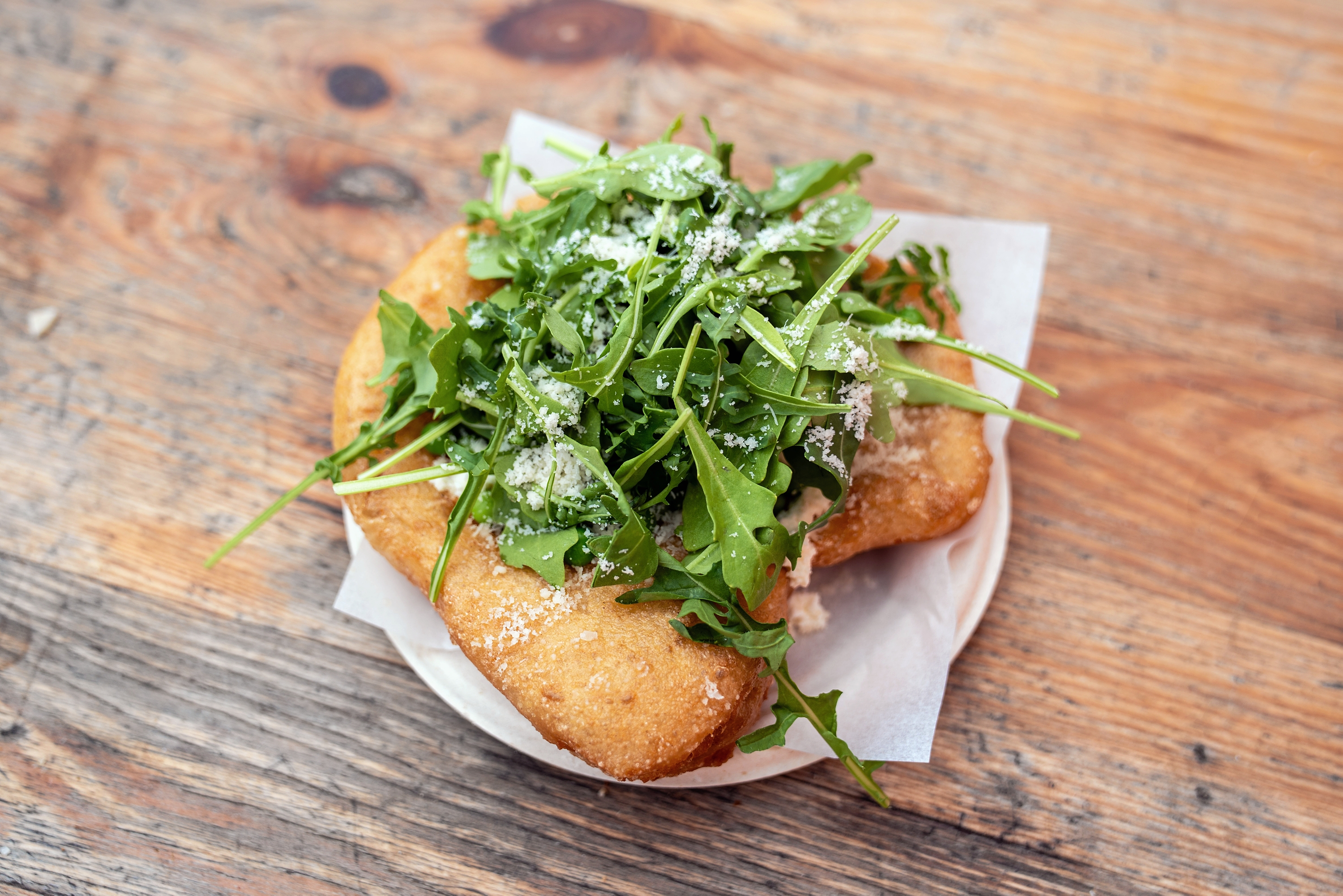 Flere Fugle leverer en sand genialitet i form af deres ungarske lángos. - Palle Demant Flere Fugle leverer en sand genialitet i form af deres ungarske lángos.