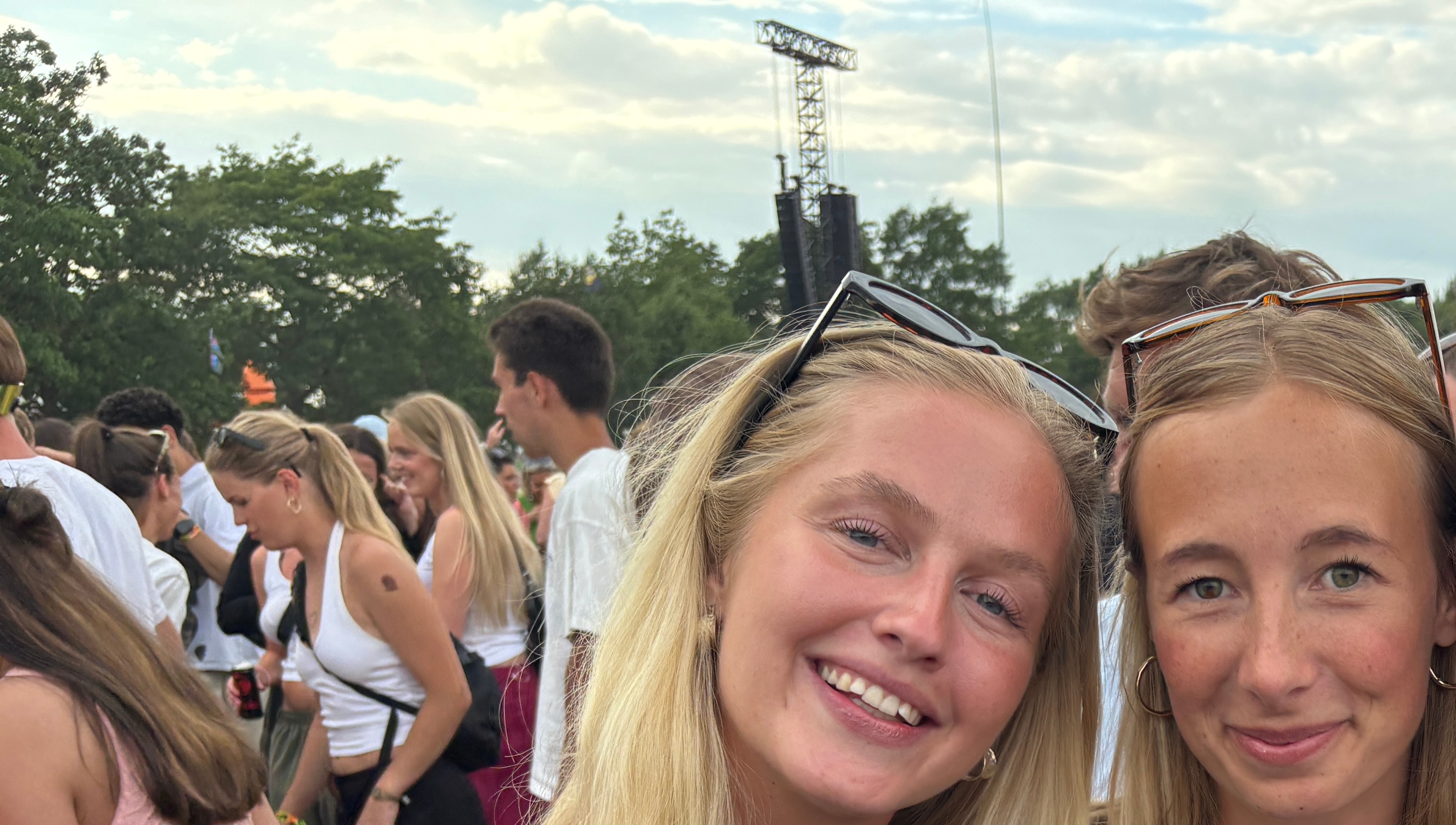 Laura Wittus (tv.) og hendes veninder dansede løs til Pil. - Ida Touborg Larsen Laura Wittus (tv.) og hendes veninder dansede løs til Pil.