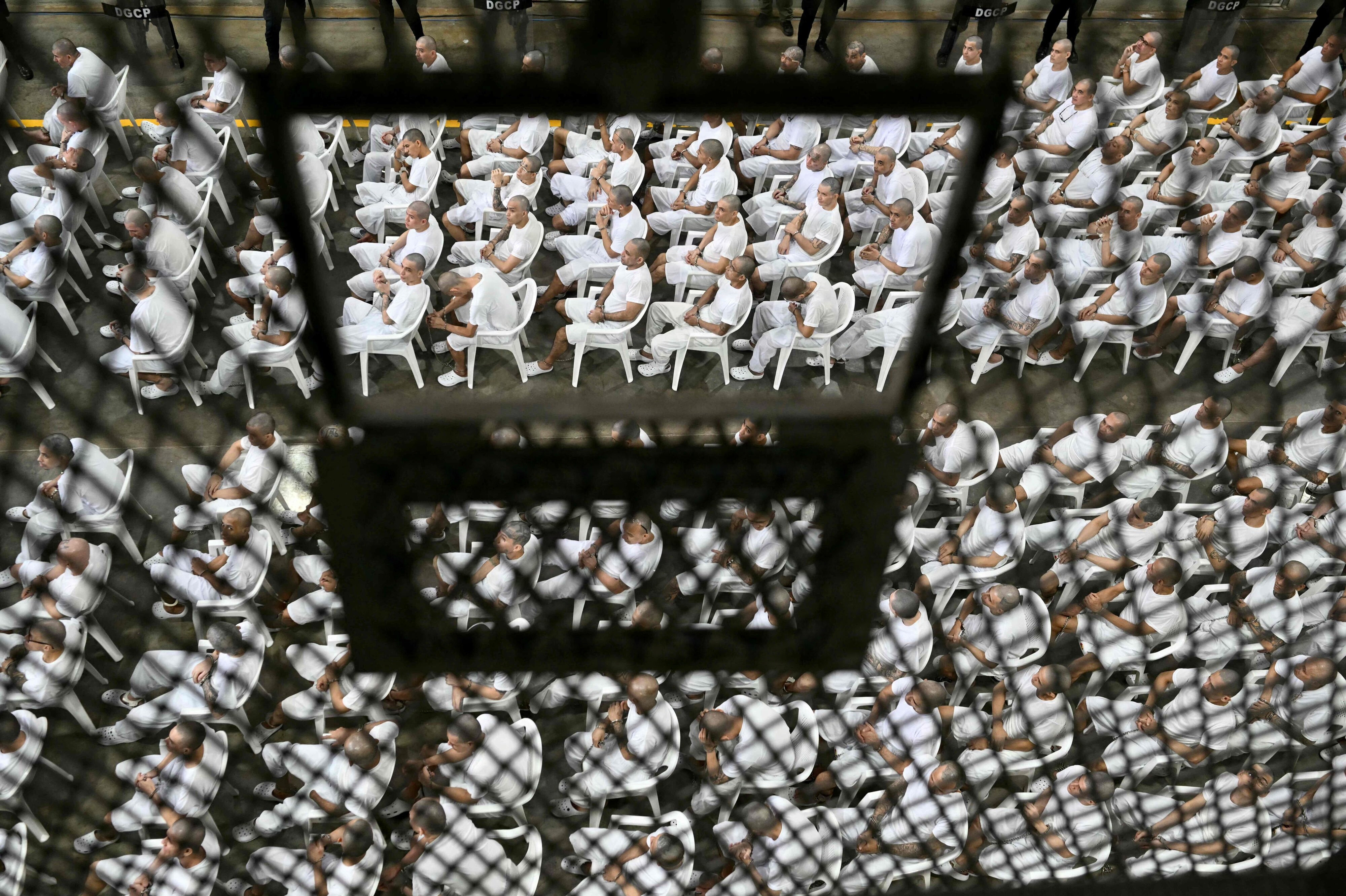 Formodede medlemmer af banden MS-13 deltager i et retsmøde i Centro de Confinamiento del Terrorismo (CECOT), der er et megafængsel i El Salvador. Andre latinamerikanske lande forsøger nu at efterligne modellen for opførelsen af fængslet. (Arkivfoto).