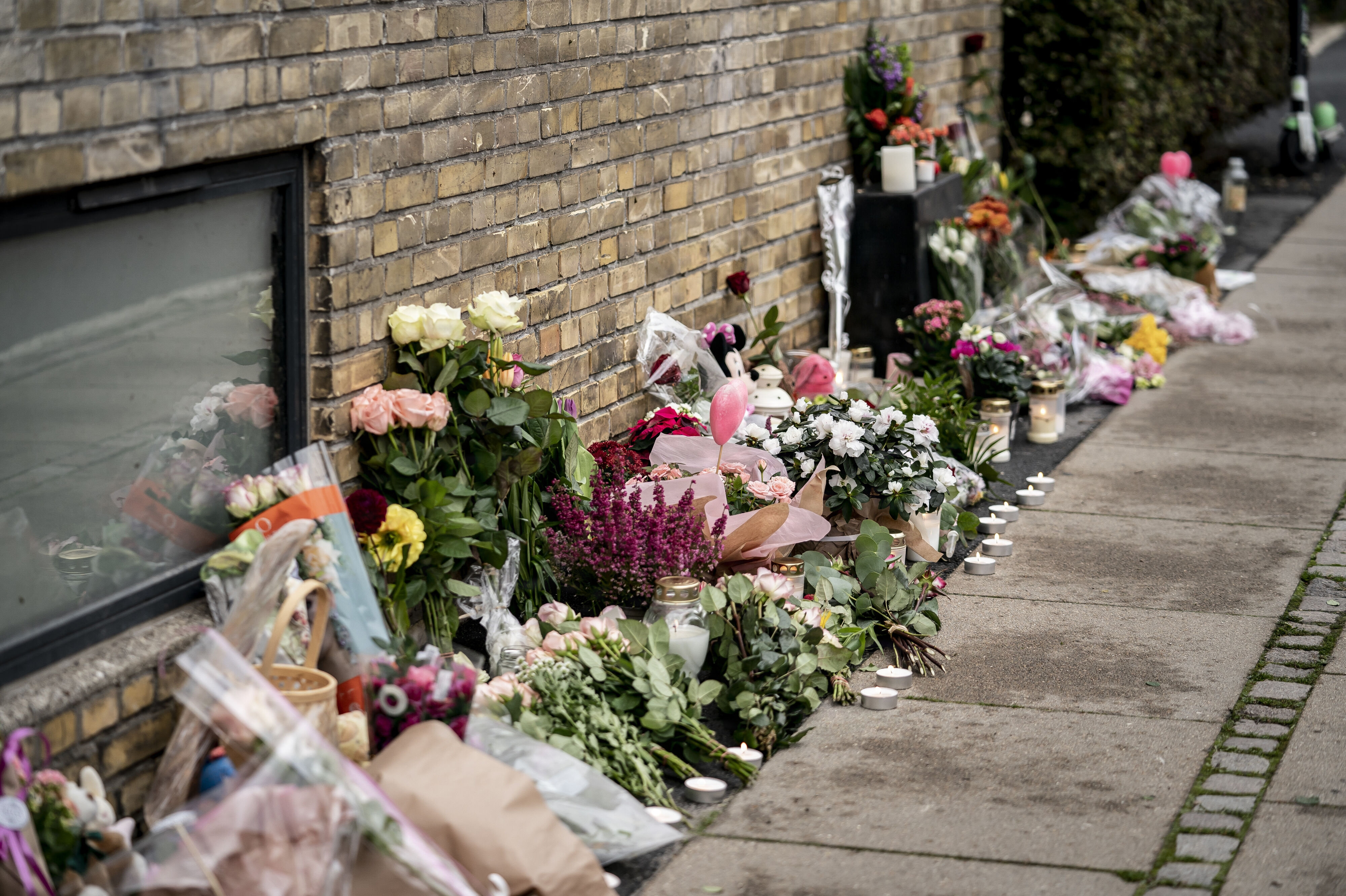 Folk lagde blomster for at mindes den femårige pige, der mistede livet efter at være blevet ramt af en mandlig flugtbilist i 2020. (Arkivfoto).