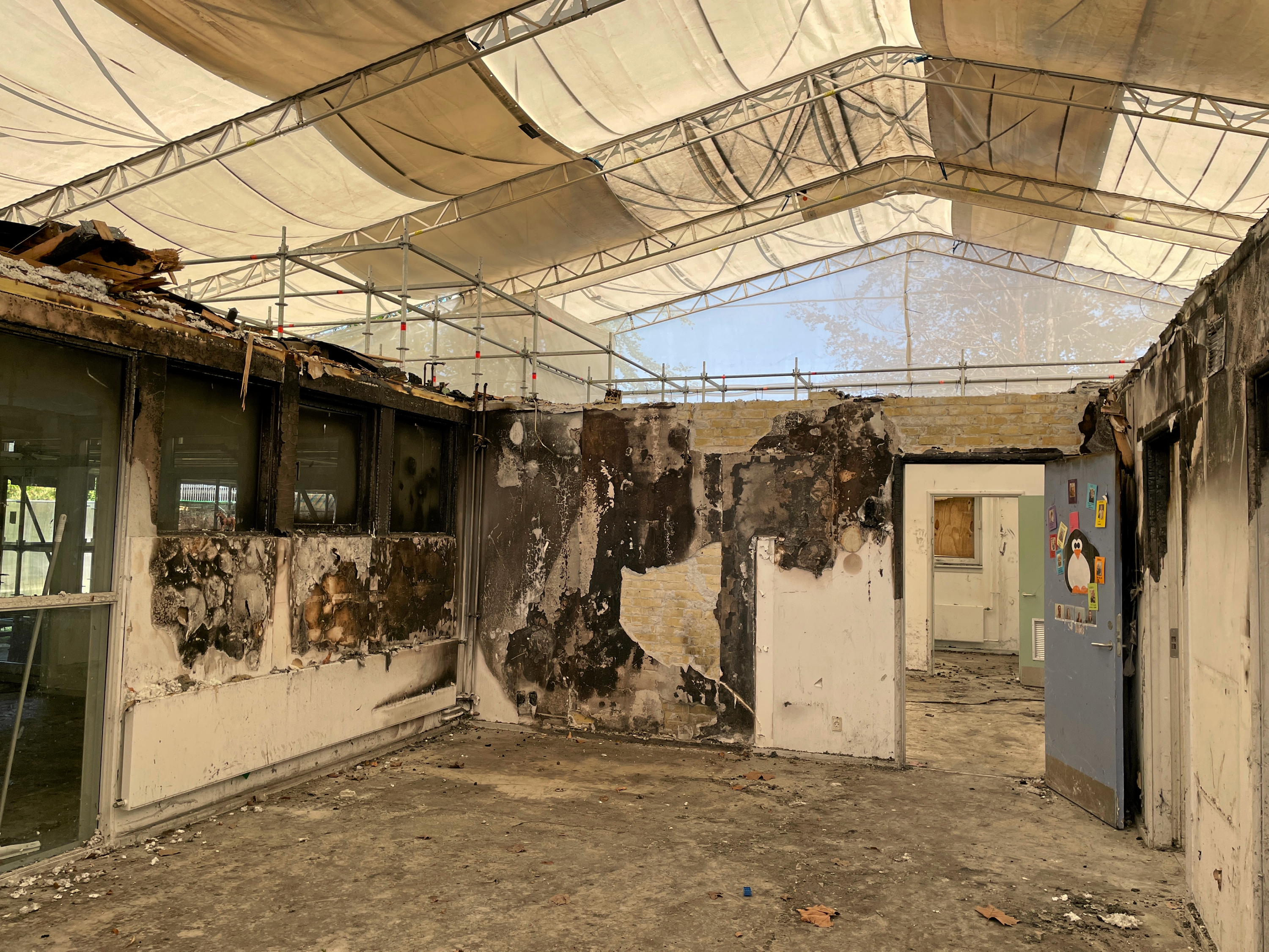 Ørnevang Børnehus, som det ser ud i dag. Branden har efterladt sine voldsomme mærker på Ørnevang Børnehus. Nu er der taget beslutning om dets fremtid.