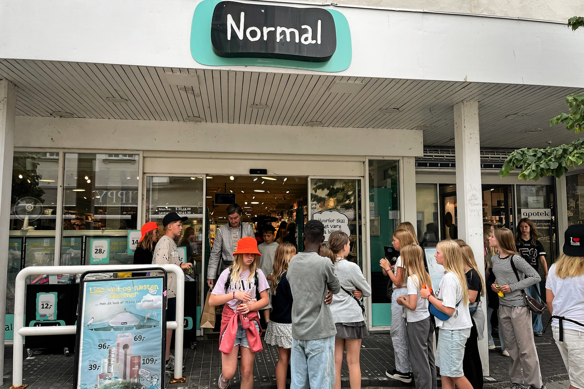 De unge kunder har tilsyneladende fundet en favorit-butik.