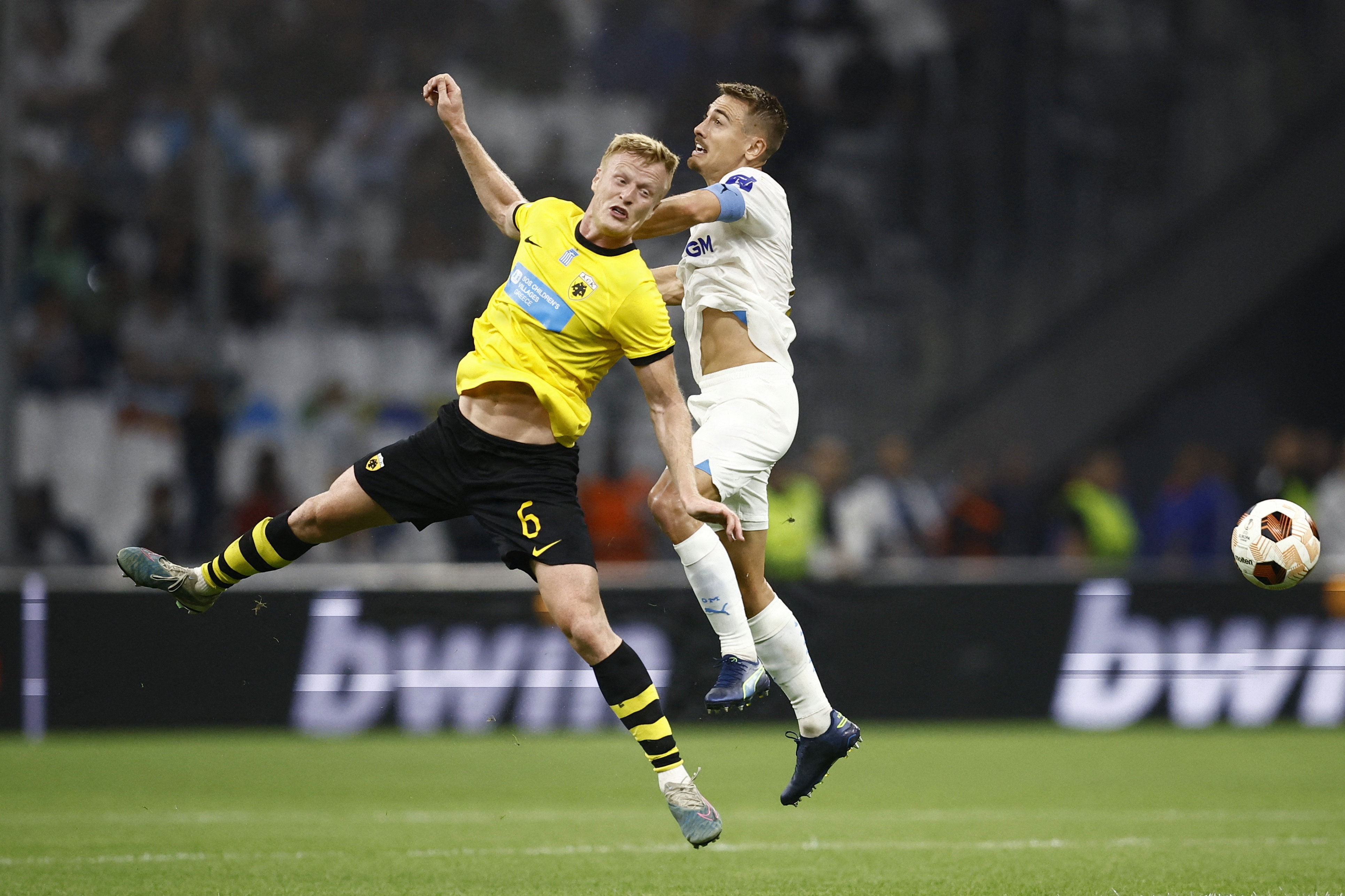 Jens Jønsson (i gult for AEK Athen, red.) kan igen kalde sig AGF-spiller. (Arkivfoto).
