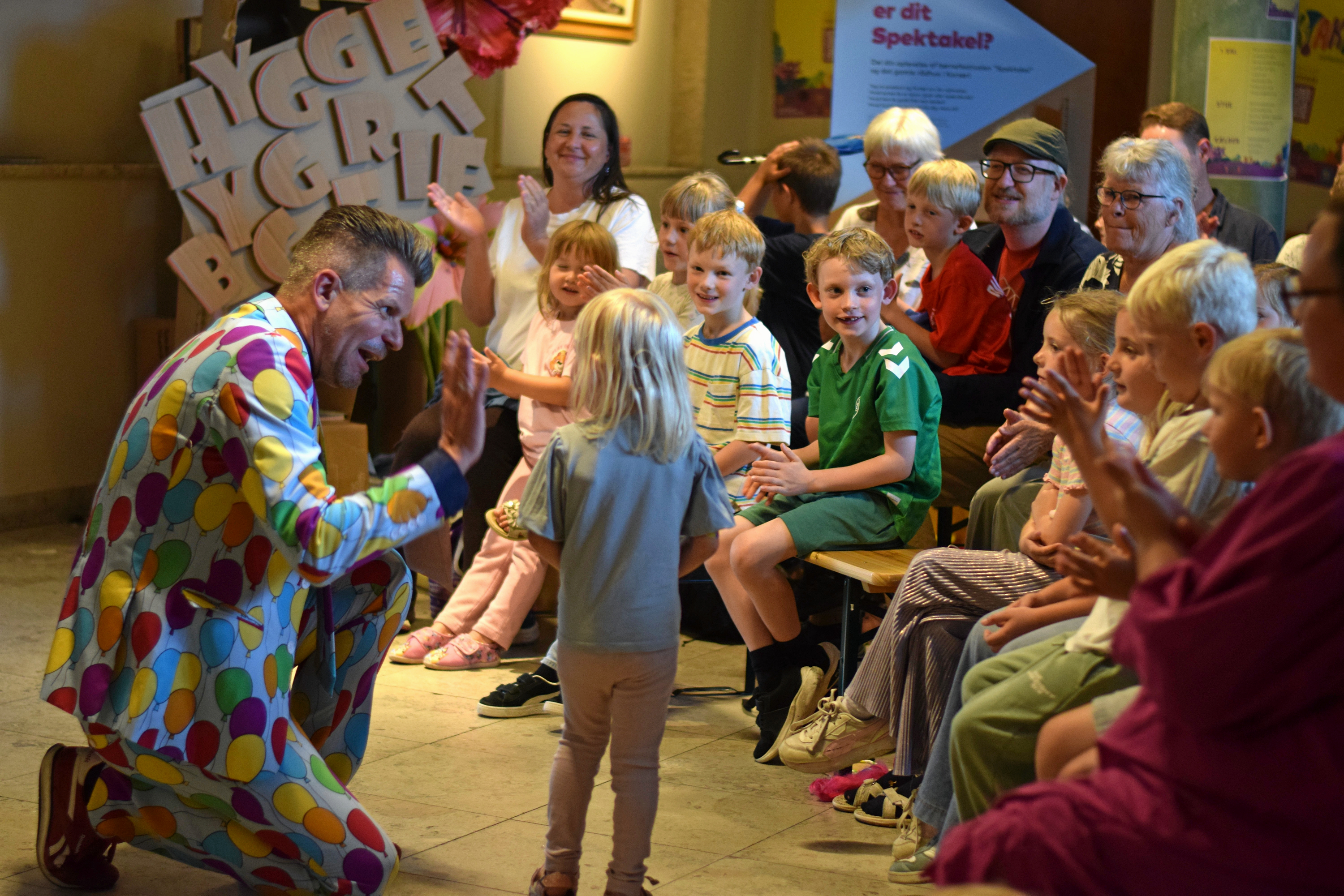 Hver dag på Spektakel børnefestival byder på en optræden. Torsdag var den flyttet indenfor på grund af regn, men tryllekunstneren Lars U fik alligevel imponeret børnene - blandt andre 3-årige Søs.