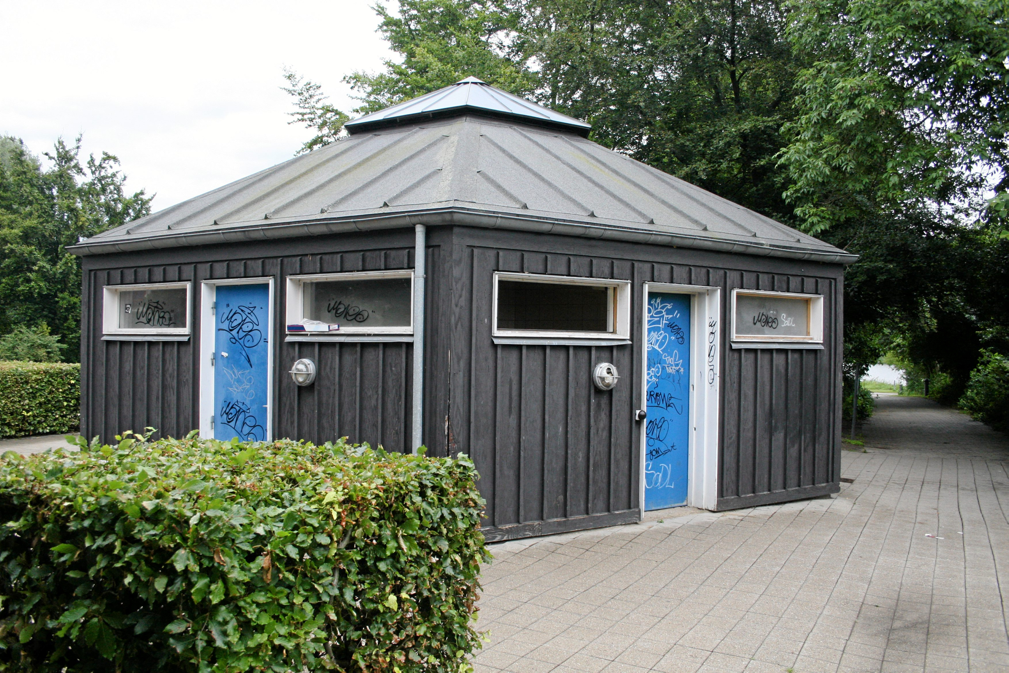 Unge lokkede en mand i en fælde denne toiletbygning. Nu skal de for retten.