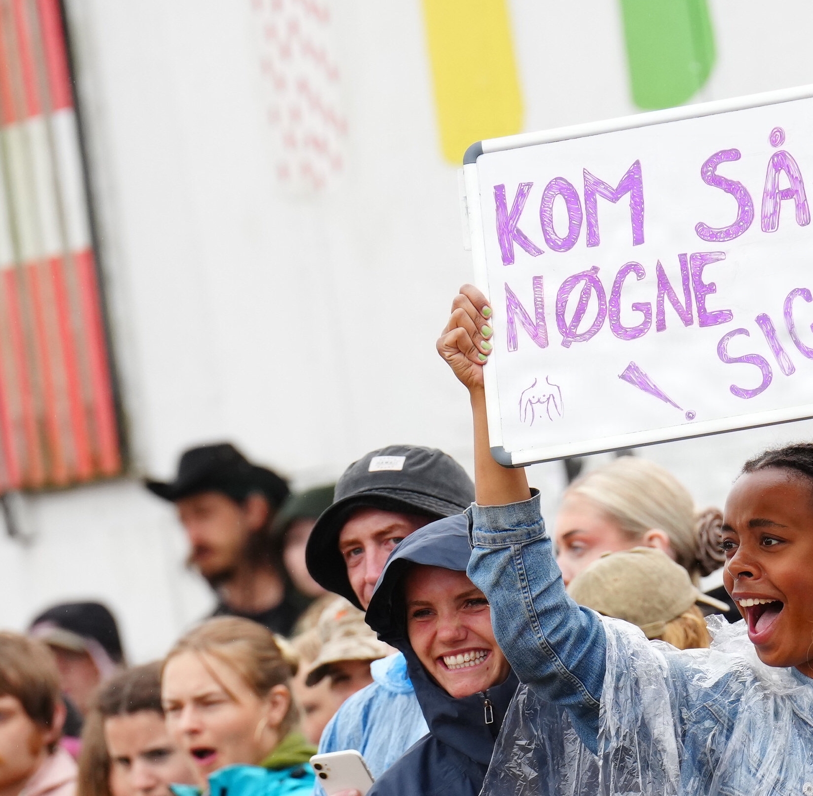 Glade festivalgæster var torsdag mødt op for at heppe på løberne ved årets nøgenløb. - Ida Marie Odgaard/Ritzau Scanpix Glade festivalgæster var torsdag mødt op for at heppe på løberne ved årets nøgenløb.