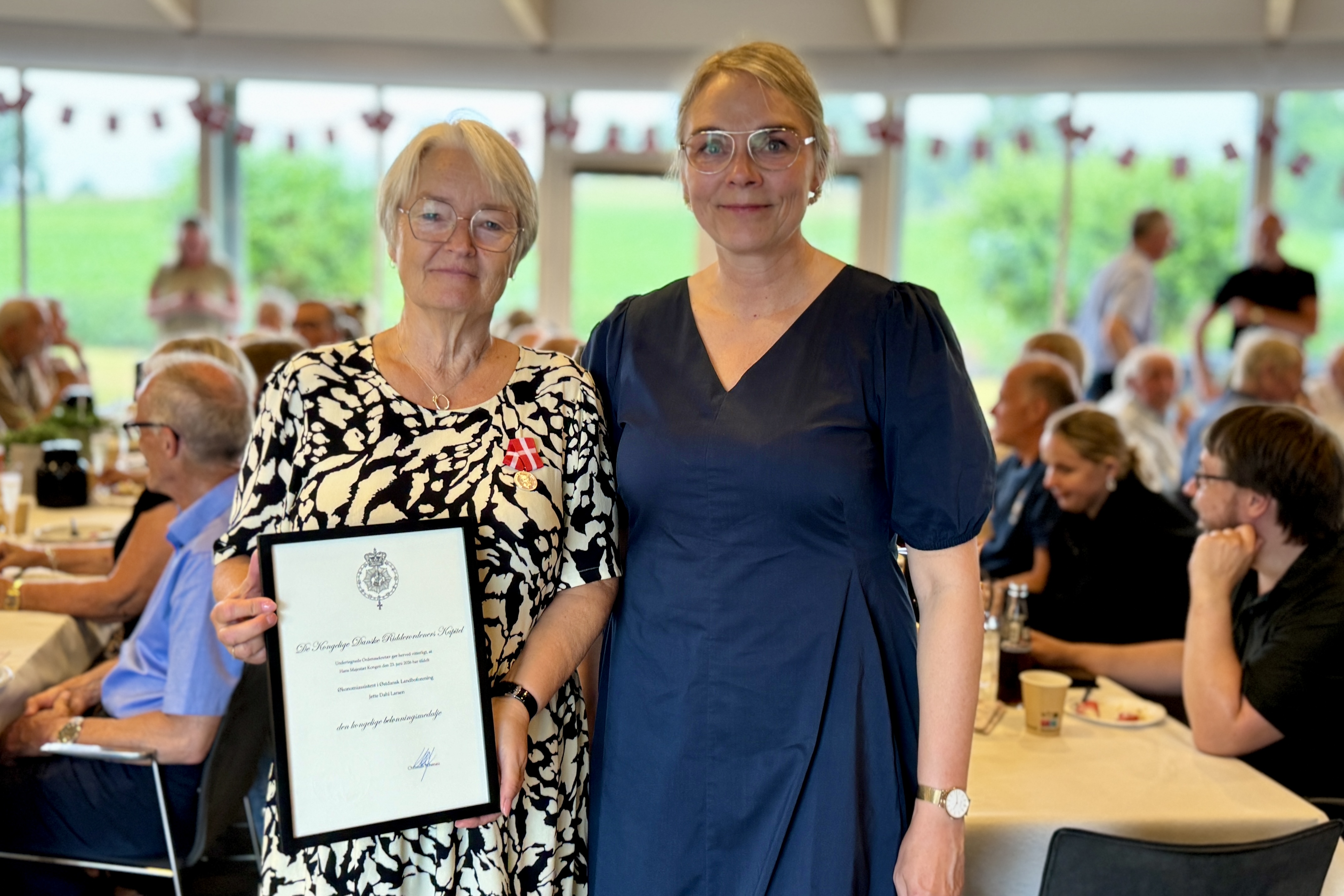 Torsdag blev Jette Larsen (tv.) fejret for 50 år hos den samme arbejdsplads – en dag, der også bød på en ganske særlig anerkendelse. Her sammen med direktør Mette Engel.