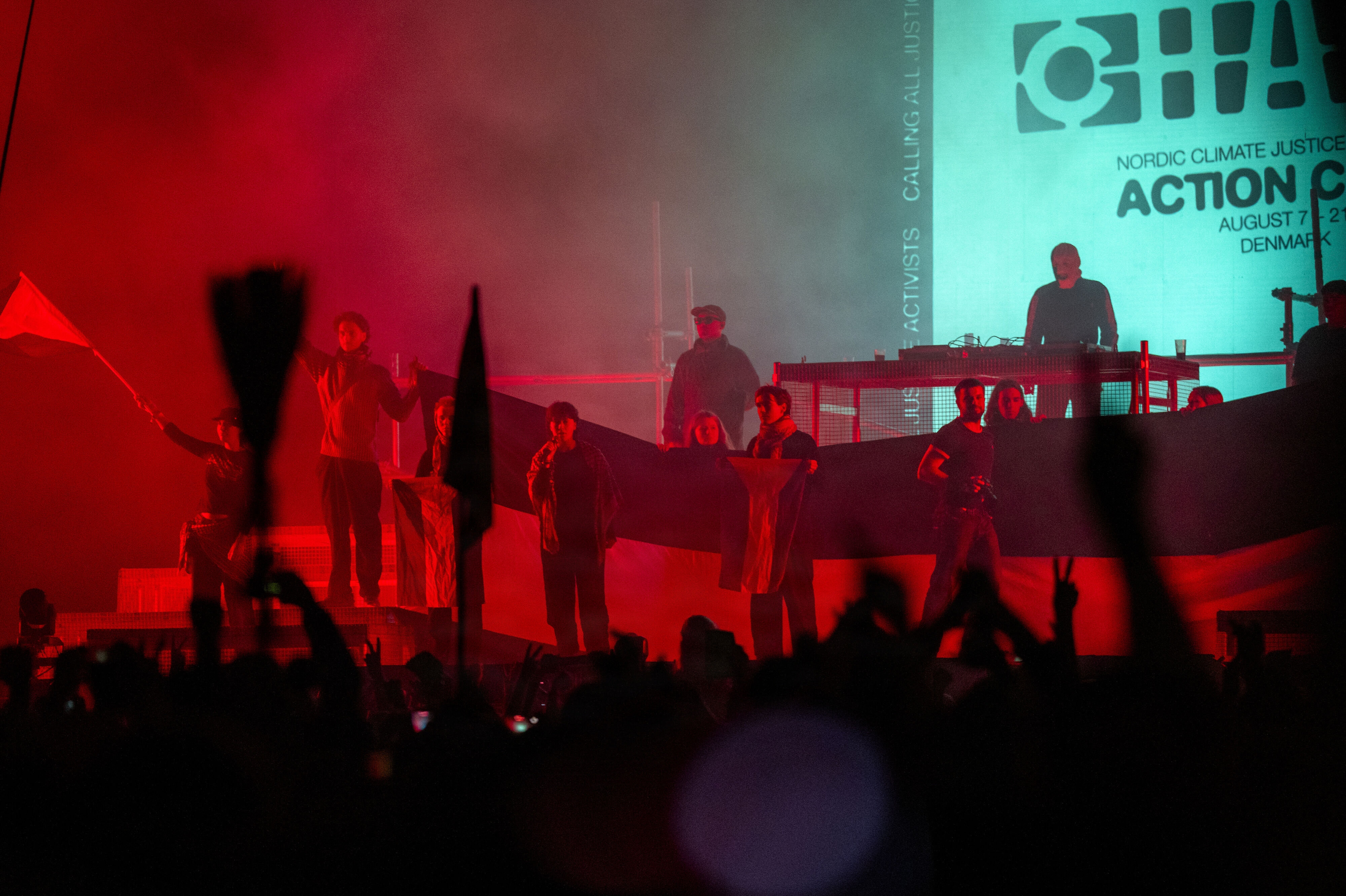 Der blev afholdt en demonstration under den irske rapgruppe Kneecaps koncert på Arena-scenen på Roskilde Festival torsdag.