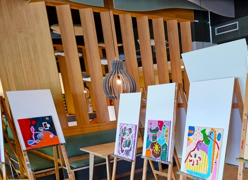 Engholmskolens kantine blev for en dag forvandlet til kunstgalleri, da elevernes Bakaos-inspirerede værker blev udstillet ved den afsluttende fernisering. - Vibeke Henning Engholmskolens kantine blev for en dag forvandlet til kunstgalleri, da elevernes Bakaos-inspirerede værker blev udstillet ved den afsluttende fernisering.