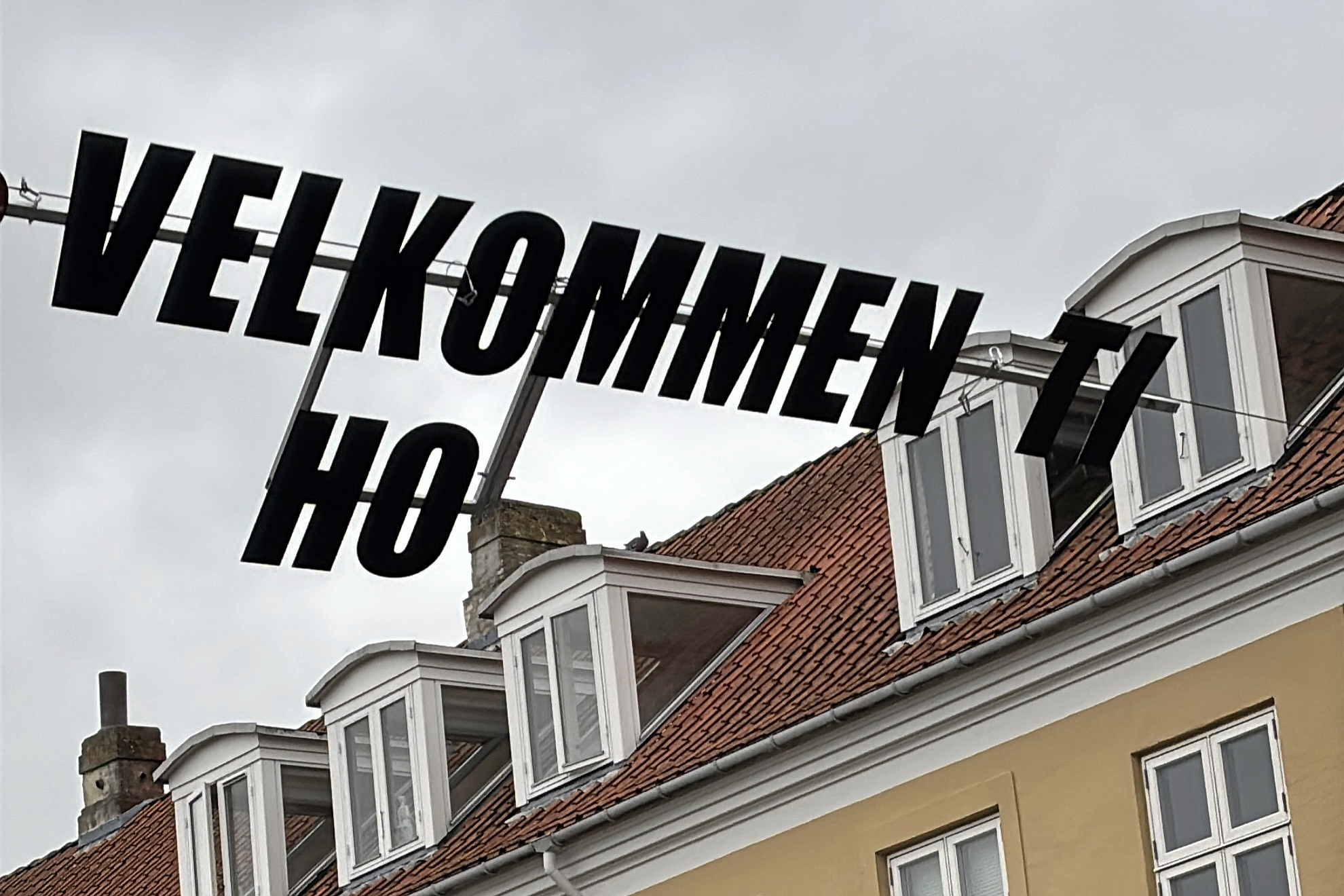 Velkommen til Holbæk-skiltet måtte lade livet i kraftlig blæst fredag formiddag.