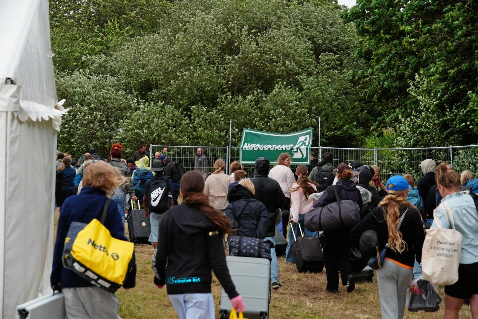 Slut for denne gang. De unge festivaldeltager forlader festivalpladsen. - pressefotos.dk Slut for denne gang. De unge festivaldeltager forlader festivalpladsen.