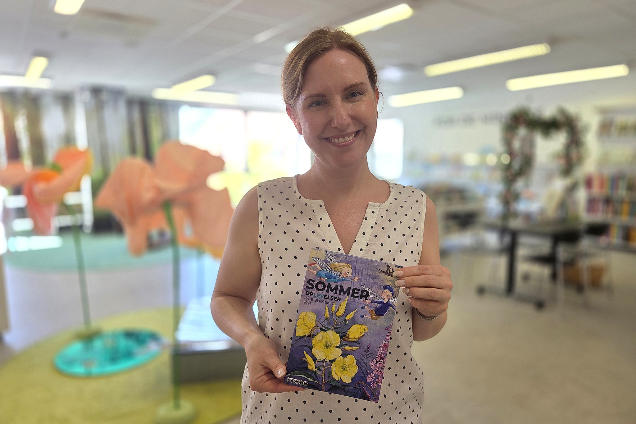 Børnekulturformidler Anne Karen Andersen med det nye sommerprogram.