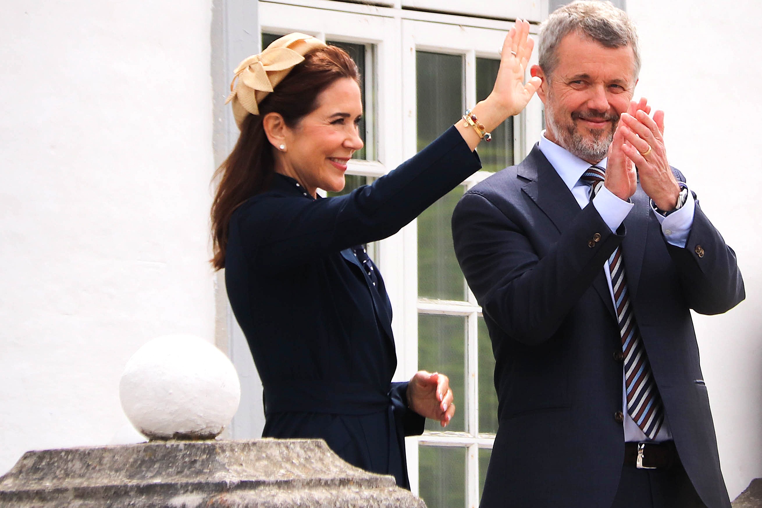 Dronning Mary og Kong Frederik vinkede til Holbæk-borgerne fra balkonen på Det Gamle Rådhus.