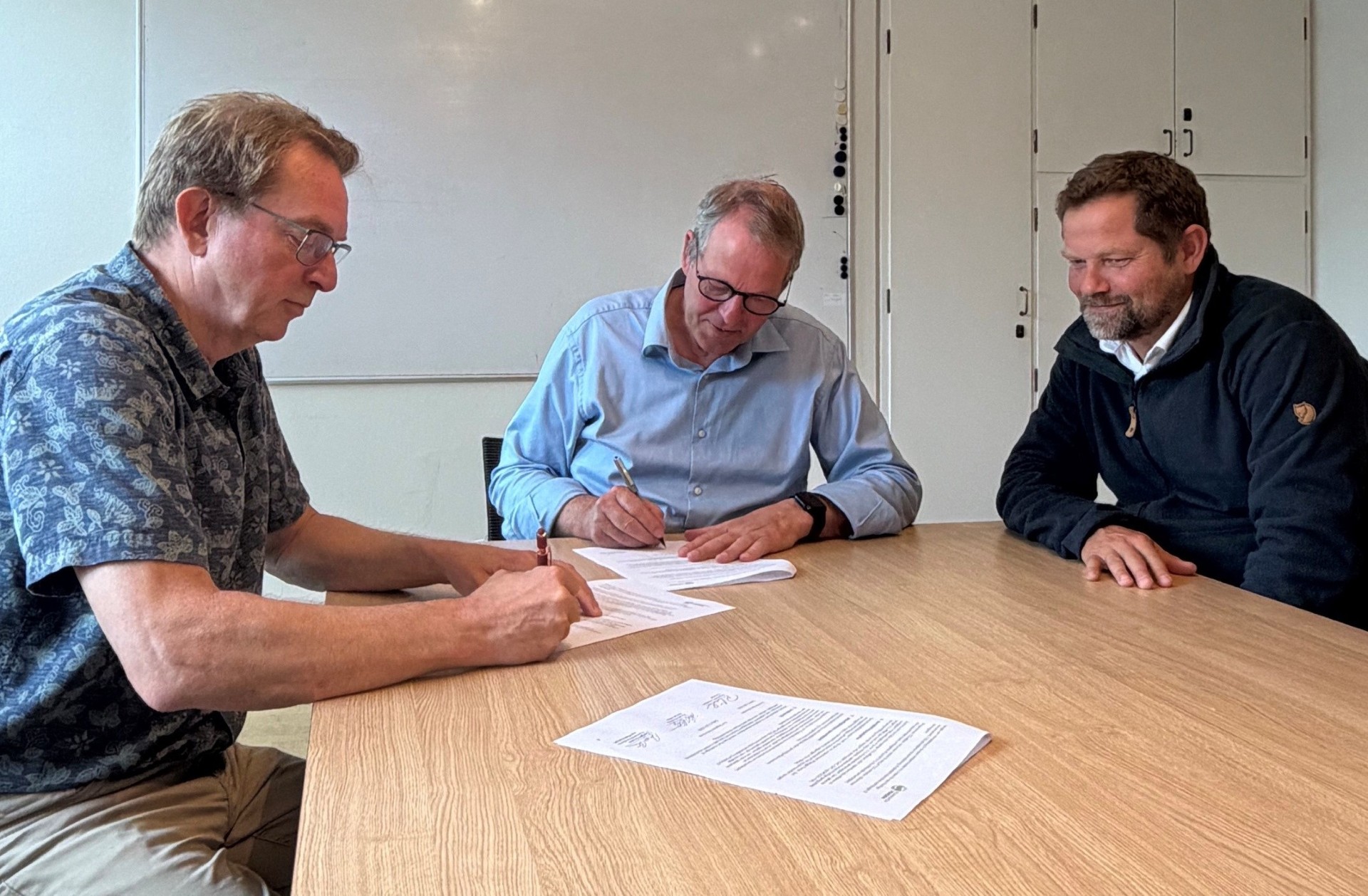Borgmester Knud Vincents (V), formand for Klima- og Miljøudvalget Jørgen Grüner (F) og direktør Poul Erik Lauridsen fra Klimaskovfonden skrev fredag under på den nye KLIMA+-aftale.