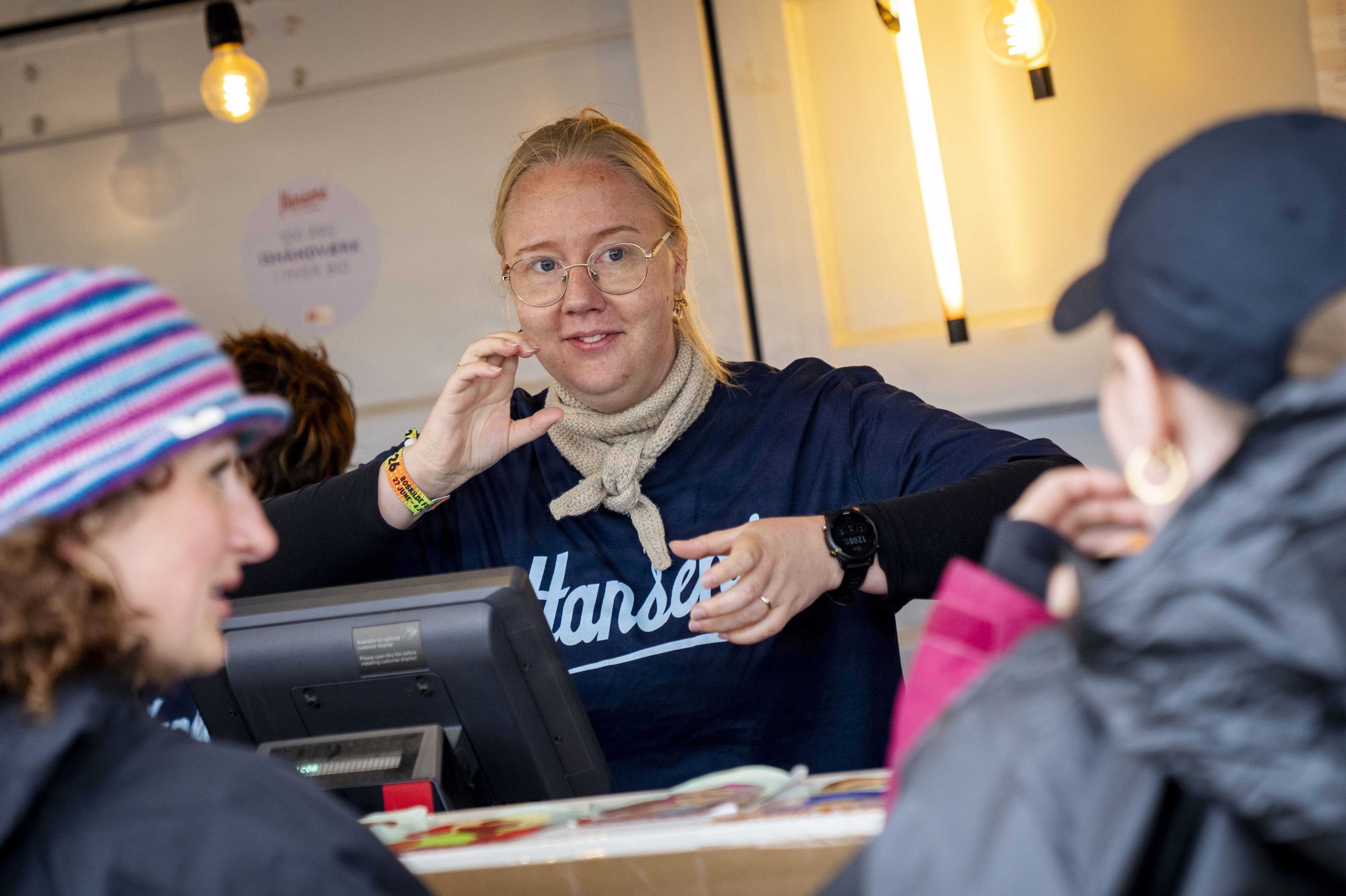 Døve frivillige står bag disken i milkshakeboden på Roskilde Festival, der drives af Hansens Is og Danske Døves Landsforbund.