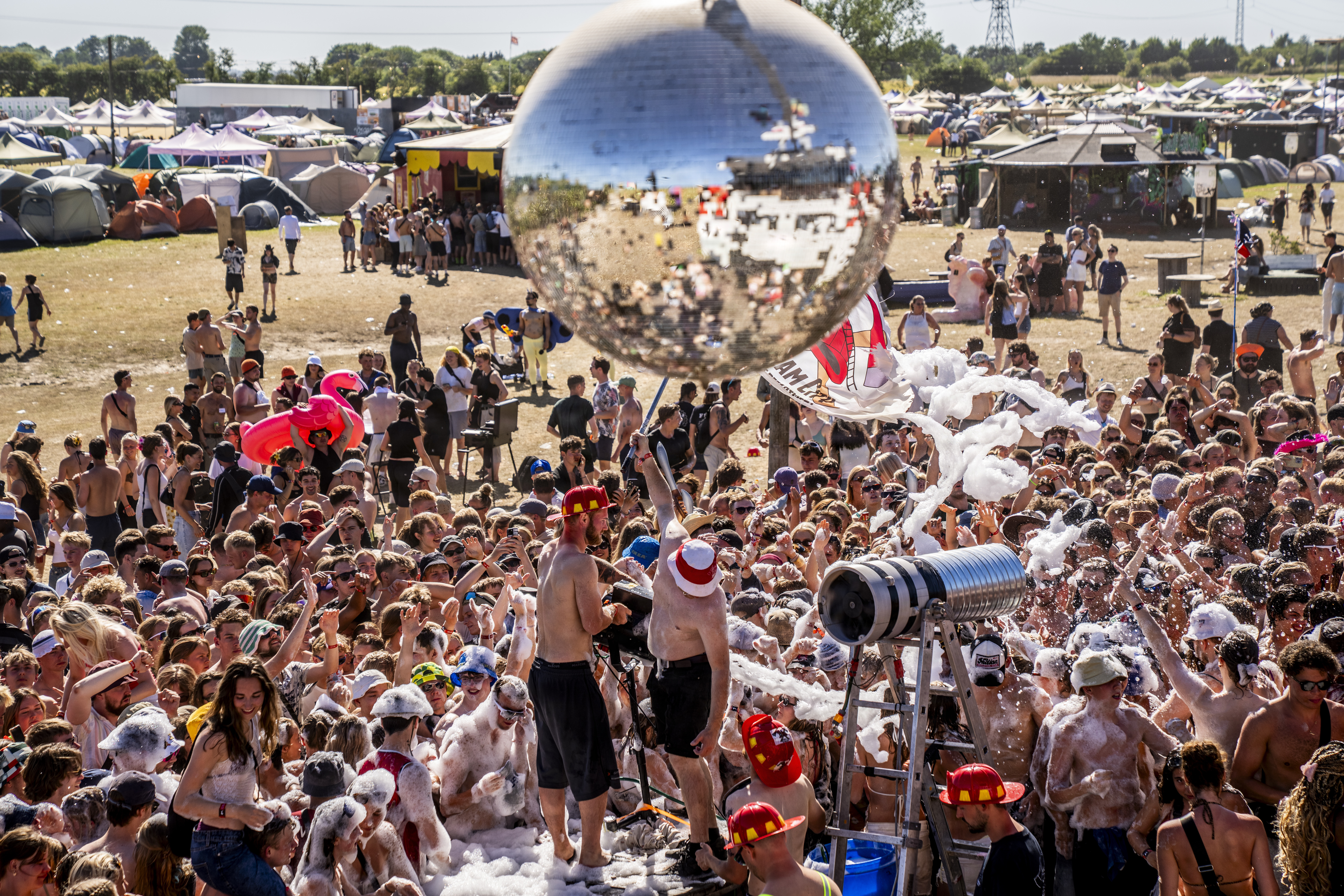 Technofester, nøgenløb og skumfest er nogle af de begivenheder, der hvert år finder sted i Dream City. Men alt er ikke ligefrem harmoni mellem Roskilde Festival og de camps, der står for begivenhederne.