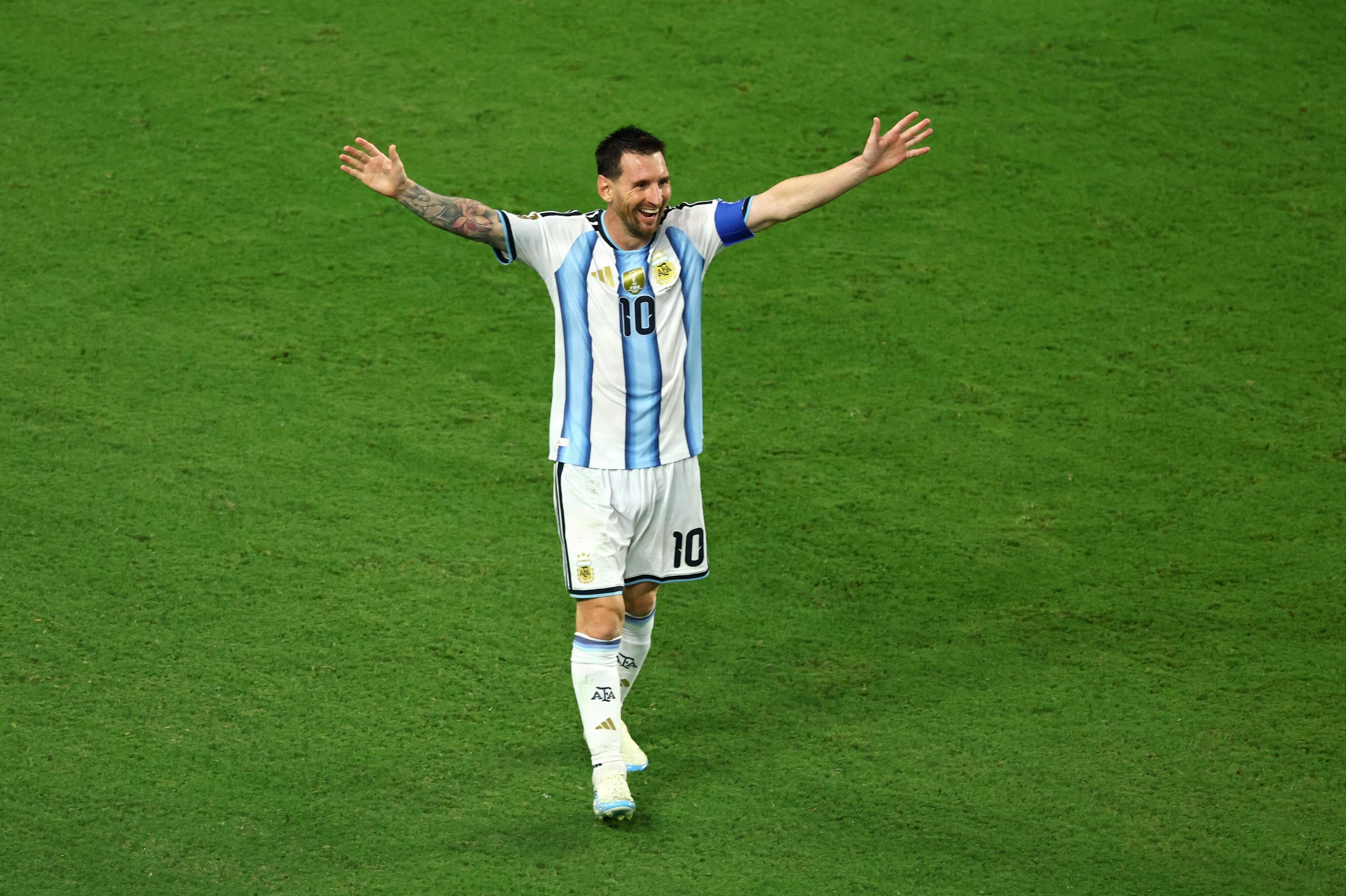 Lionel Messi jubler efter Argentinas tredje mål, som Cristian Romero stod for i forlænget spilletid.