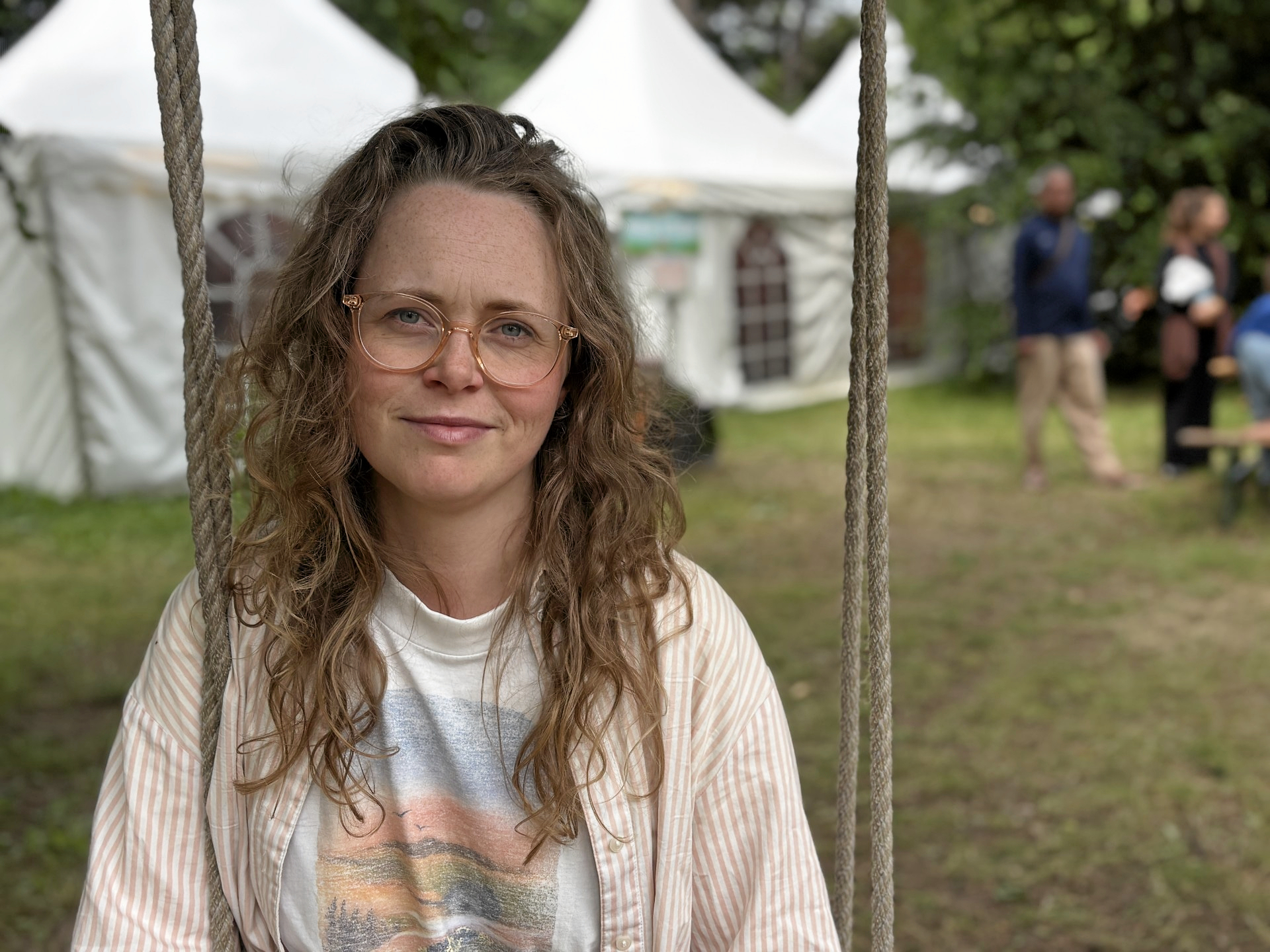 Maja Stenvall er kommet fra Nordsverige alene for at være på Roskilde Festival som frivillig. Det kan godt vlære overvældende.