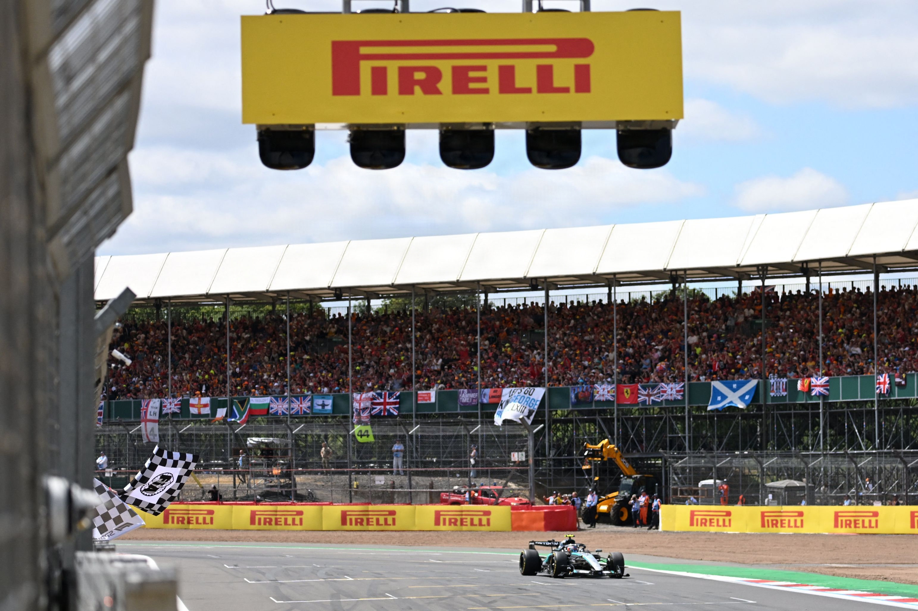 Kimi Antonelli startede bag Lewis Hamilton i sprintløbet, men overtog undervejs på Silverstone førstepladsen fra englænderen.