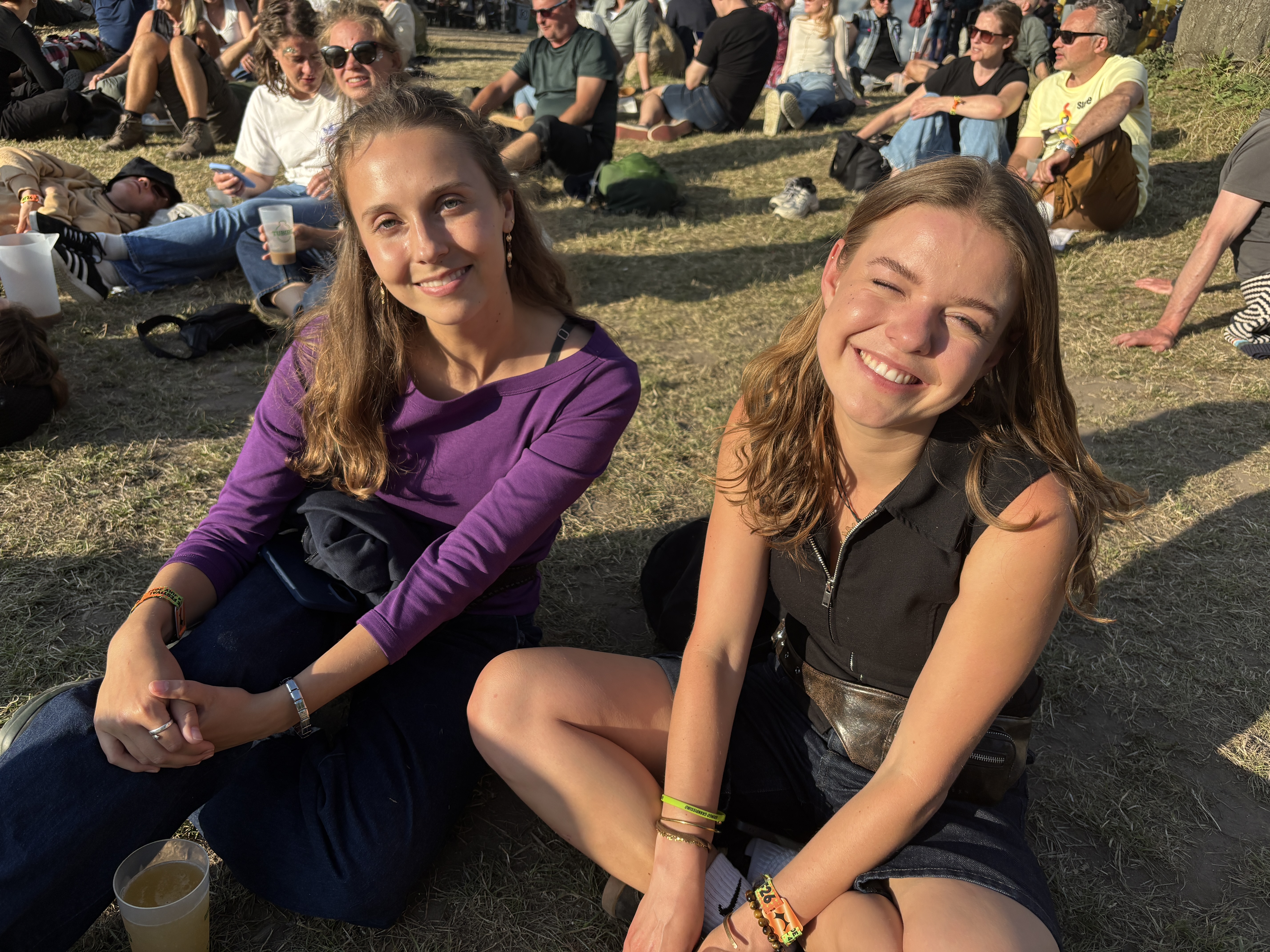 Carla og Rose nyder den sidste dag på Roskilde Festival i aftensolen.