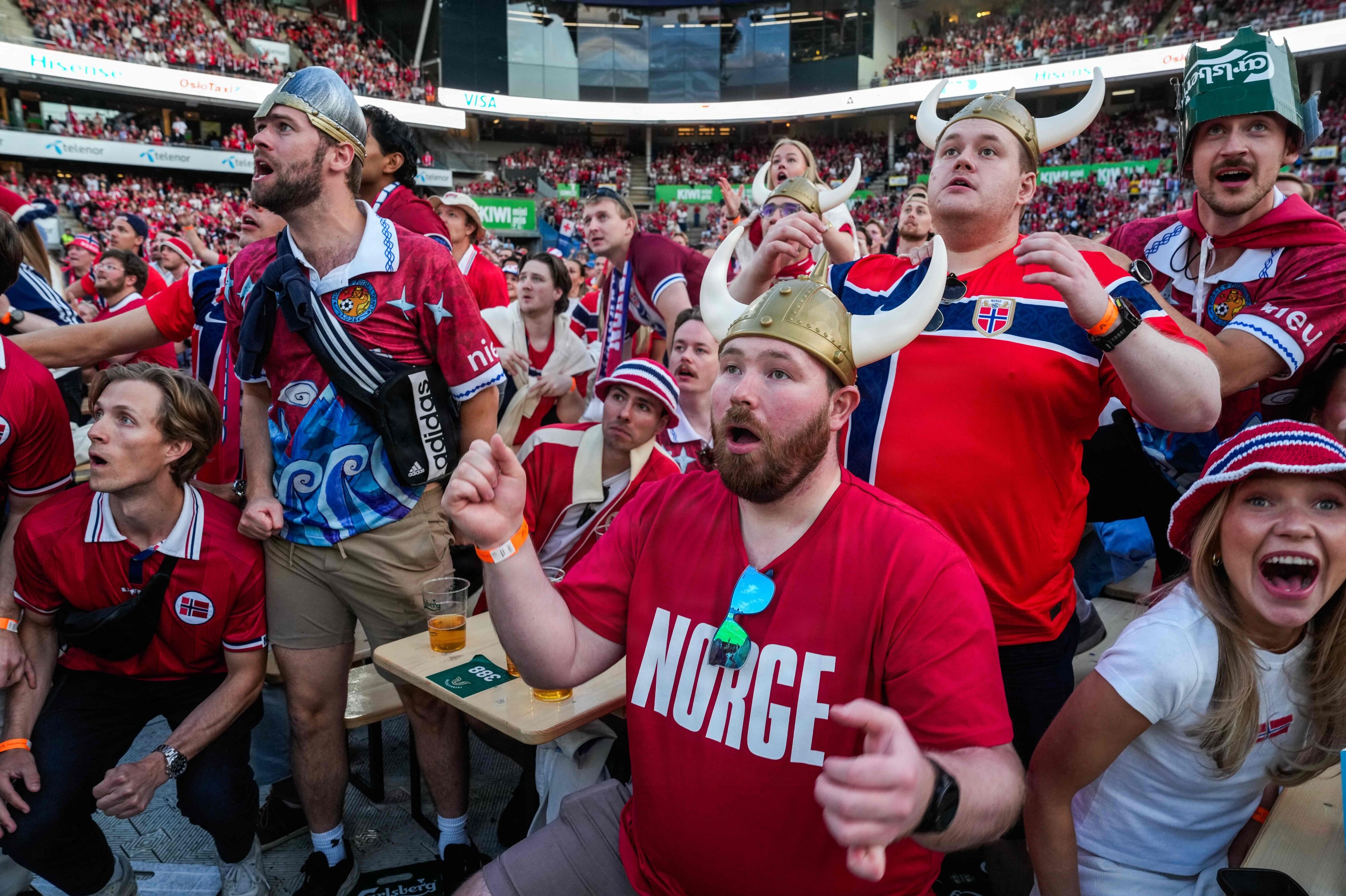 Norske fans fulgte kampen mellem Norge og Brasilien på storskærm på Ullevaal Stadion i Oslo.