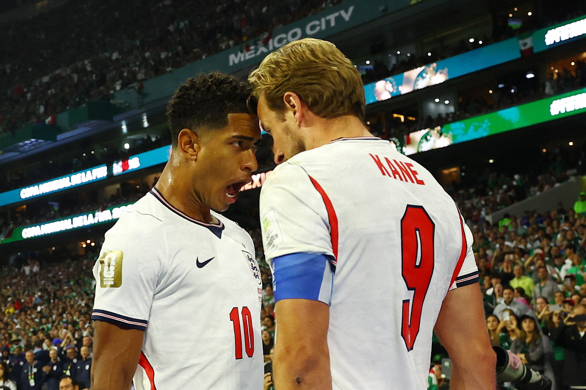 Jude Bellingham og Harry Kane fejrer en scoring i 3-2-sejren over Mexico.