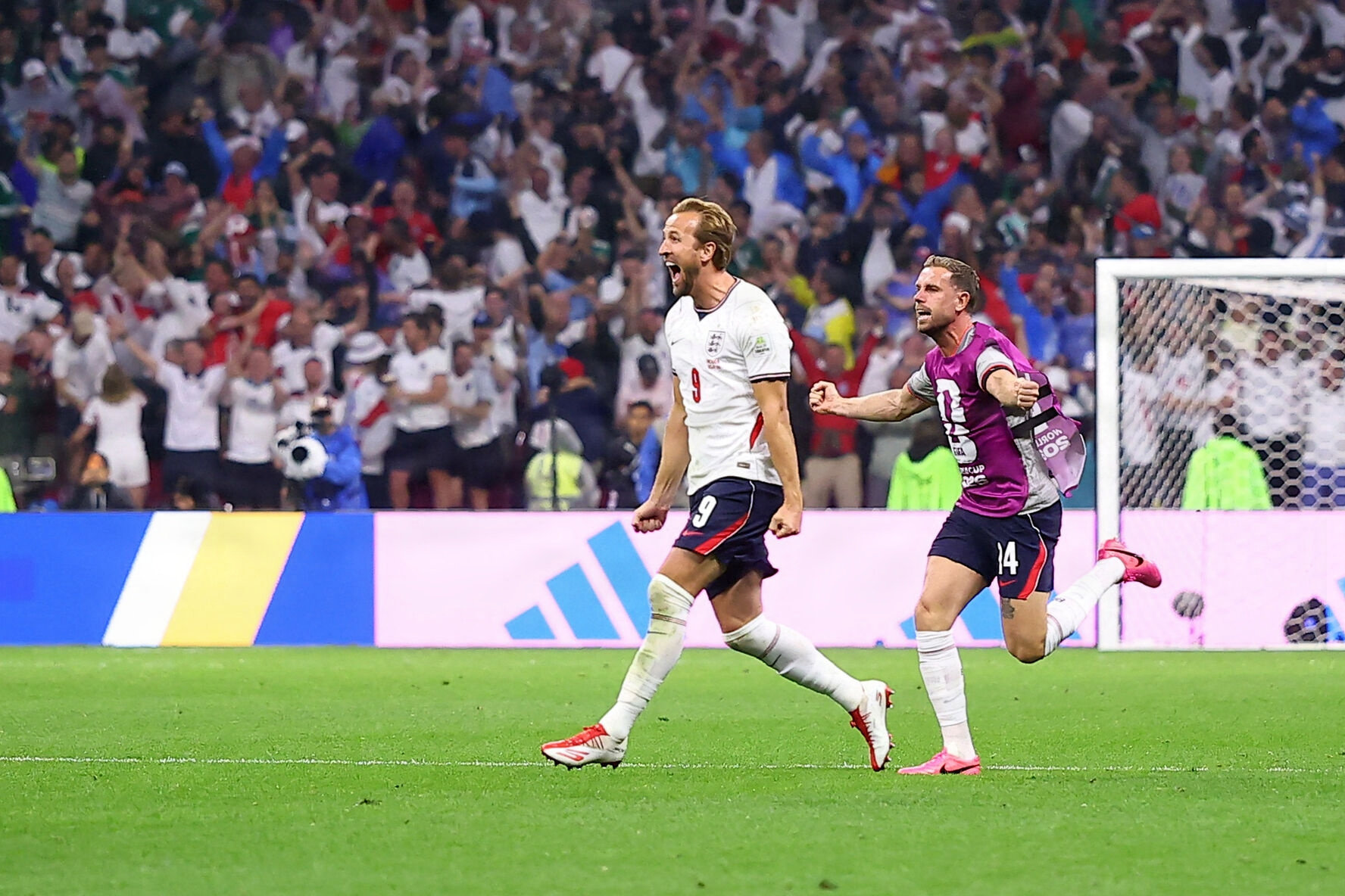 Jordan Henderson tager sammen med Harry Kane her hul på fejringen efter Englands sejr over Mexico ved VM.